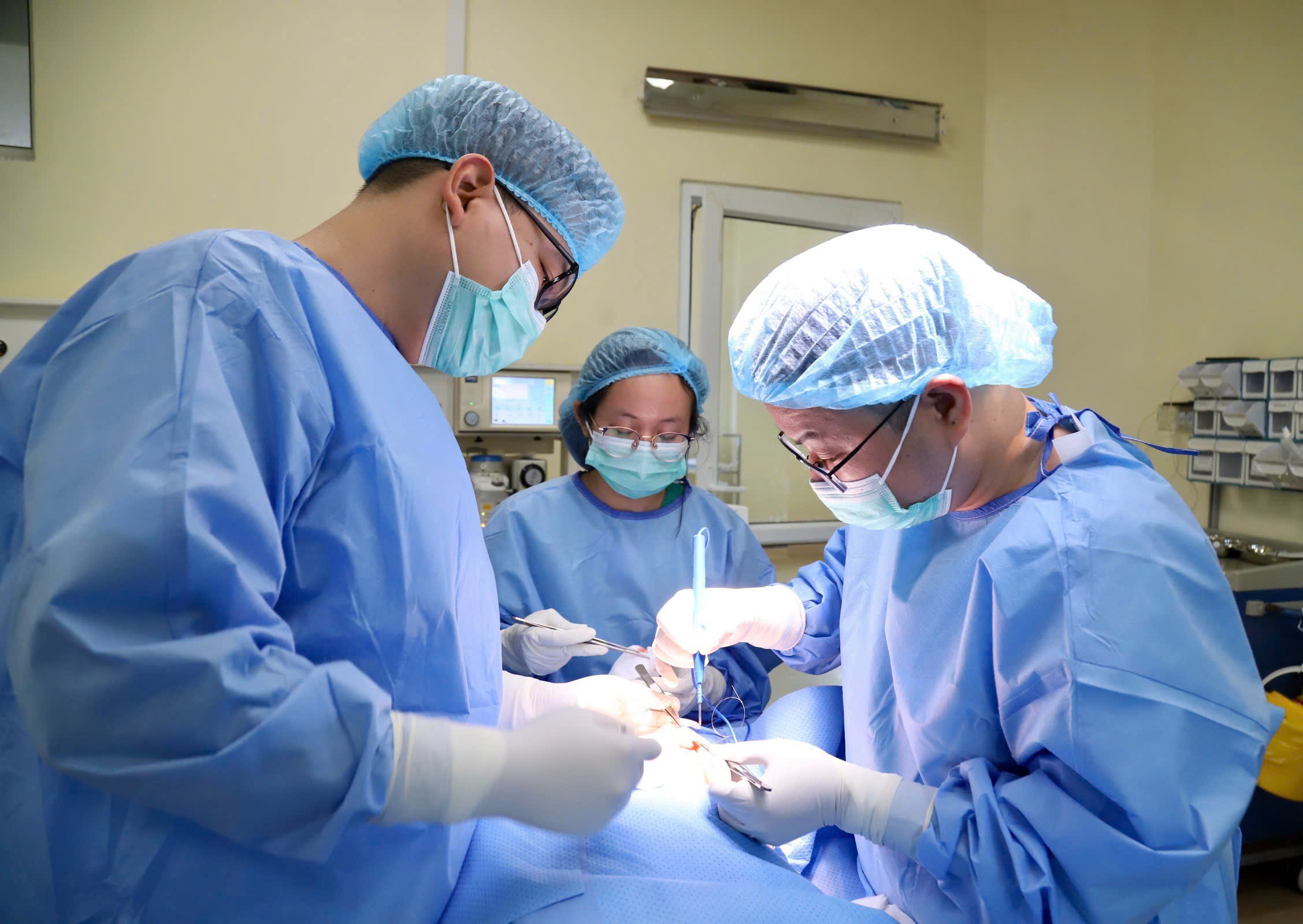 Ứng dụng công nghệ định vị không dây trong 'truy tìm', xử lý ung thư vú giai đoạn sớm- Ảnh 2.