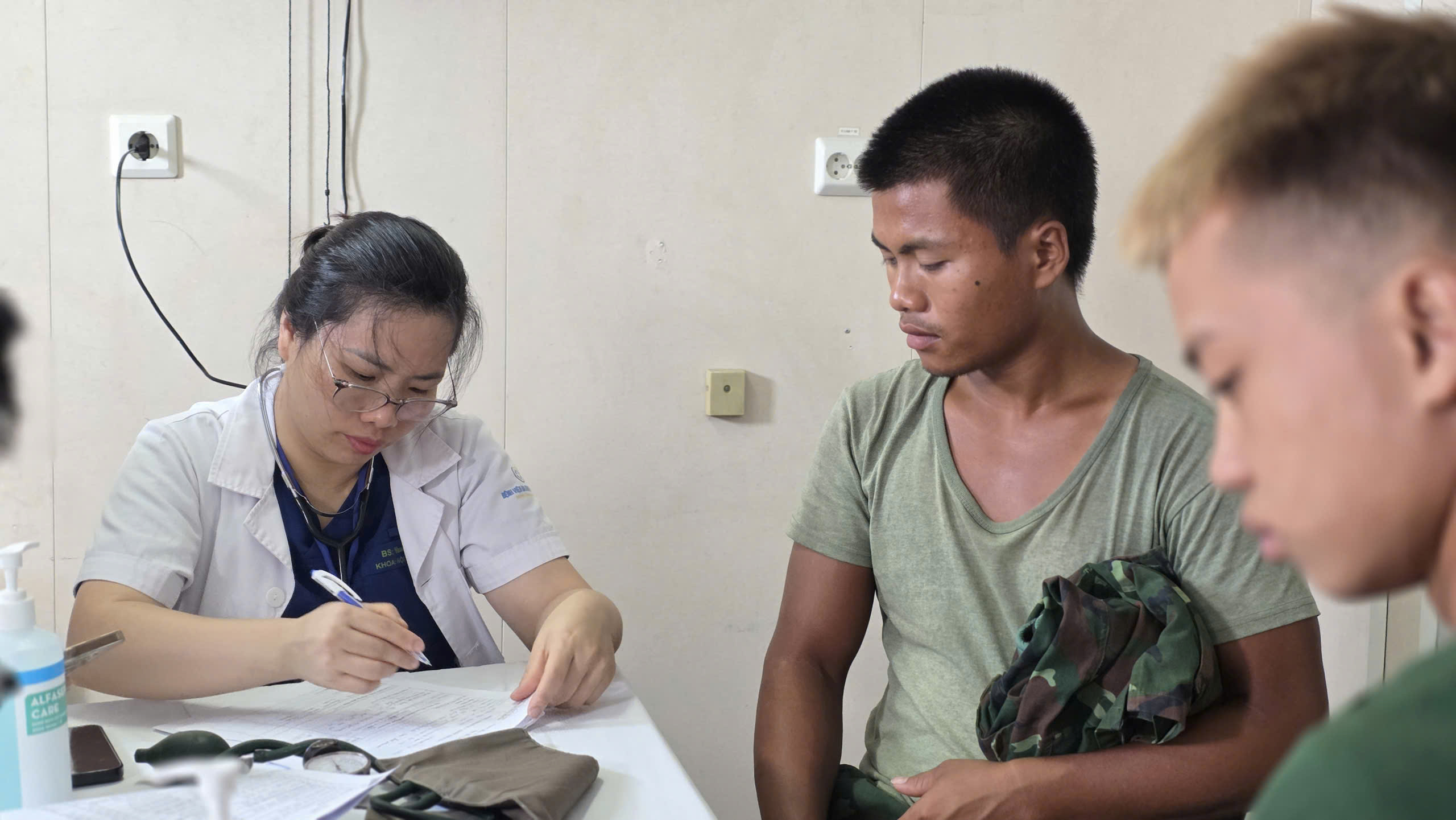 Cấp cứu Y tế Trường sa: Hành trình gian khó của các bác sĩ giữa trùng khơi - Ảnh 6.