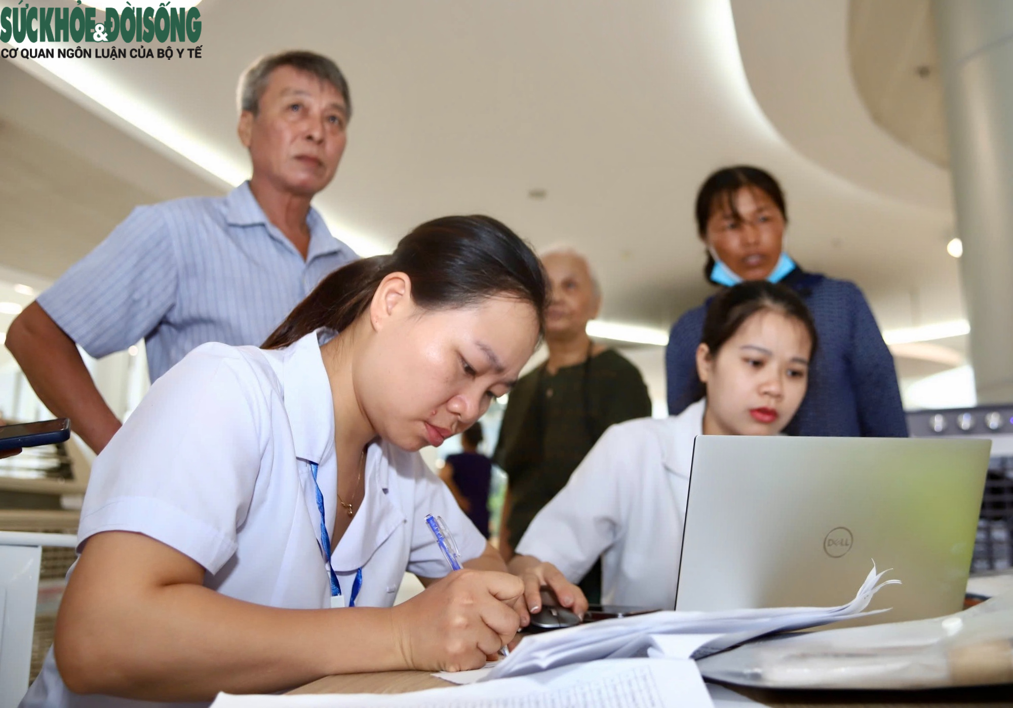 Người dân phấn khởi đi khám miễn phí trong ngày khai trương Bệnh viện Bạch Mai cơ sở Ninh Bình- Ảnh 6.