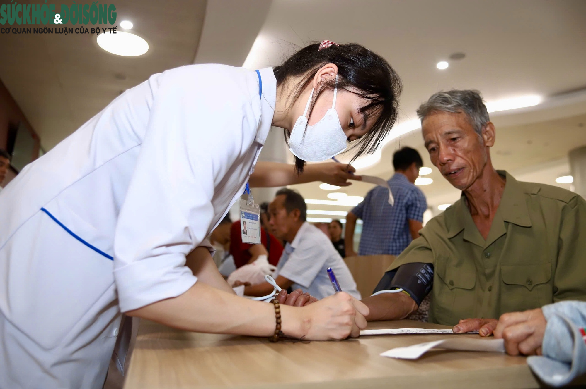 Người dân phấn khởi đi khám miễn phí trong ngày khai trương Bệnh viện Bạch Mai cơ sở Ninh Bình- Ảnh 7.