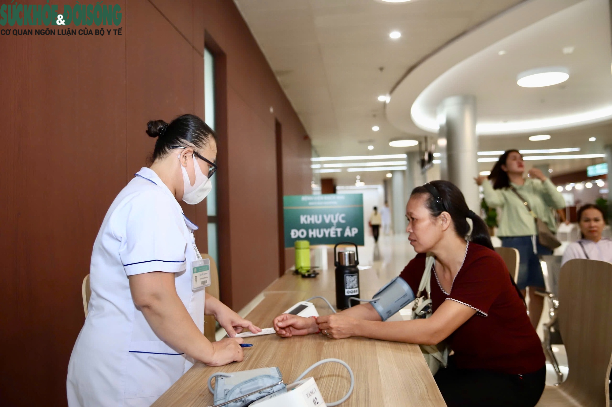 Người dân phấn khởi đi khám miễn phí trong ngày khai trương Bệnh viện Bạch Mai cơ sở Ninh Bình- Ảnh 8.