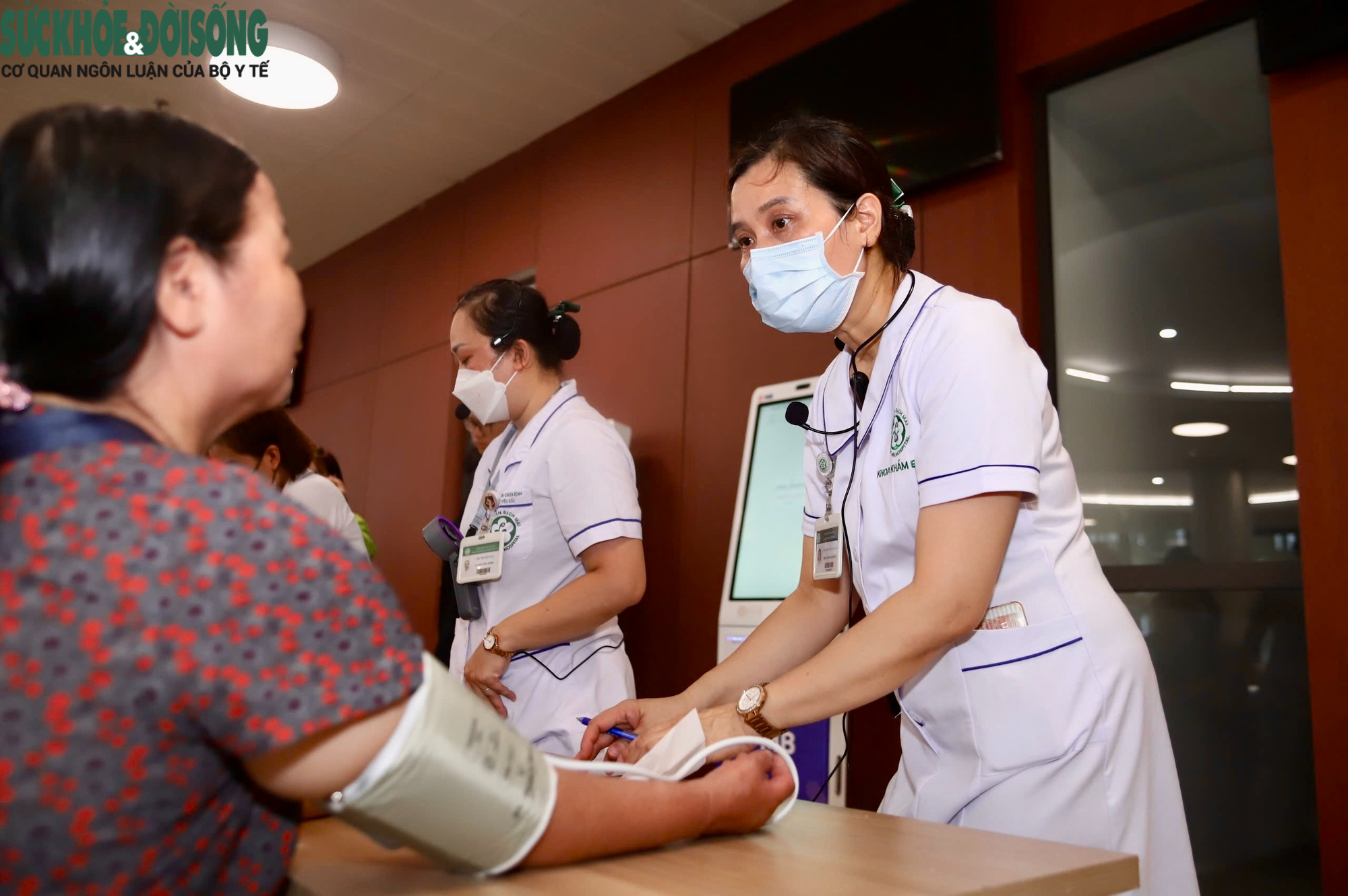 Người dân phấn khởi đi khám miễn phí trong ngày khai trương Bệnh viện Bạch Mai cơ sở Ninh Bình- Ảnh 9.