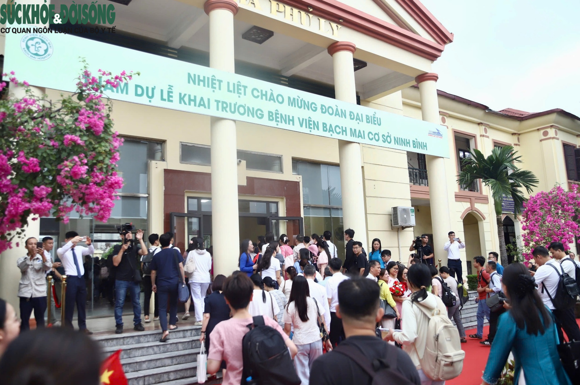 Người dân phấn khởi đi khám miễn phí trong ngày khai trương Bệnh viện Bạch Mai cơ sở Ninh Bình- Ảnh 2.