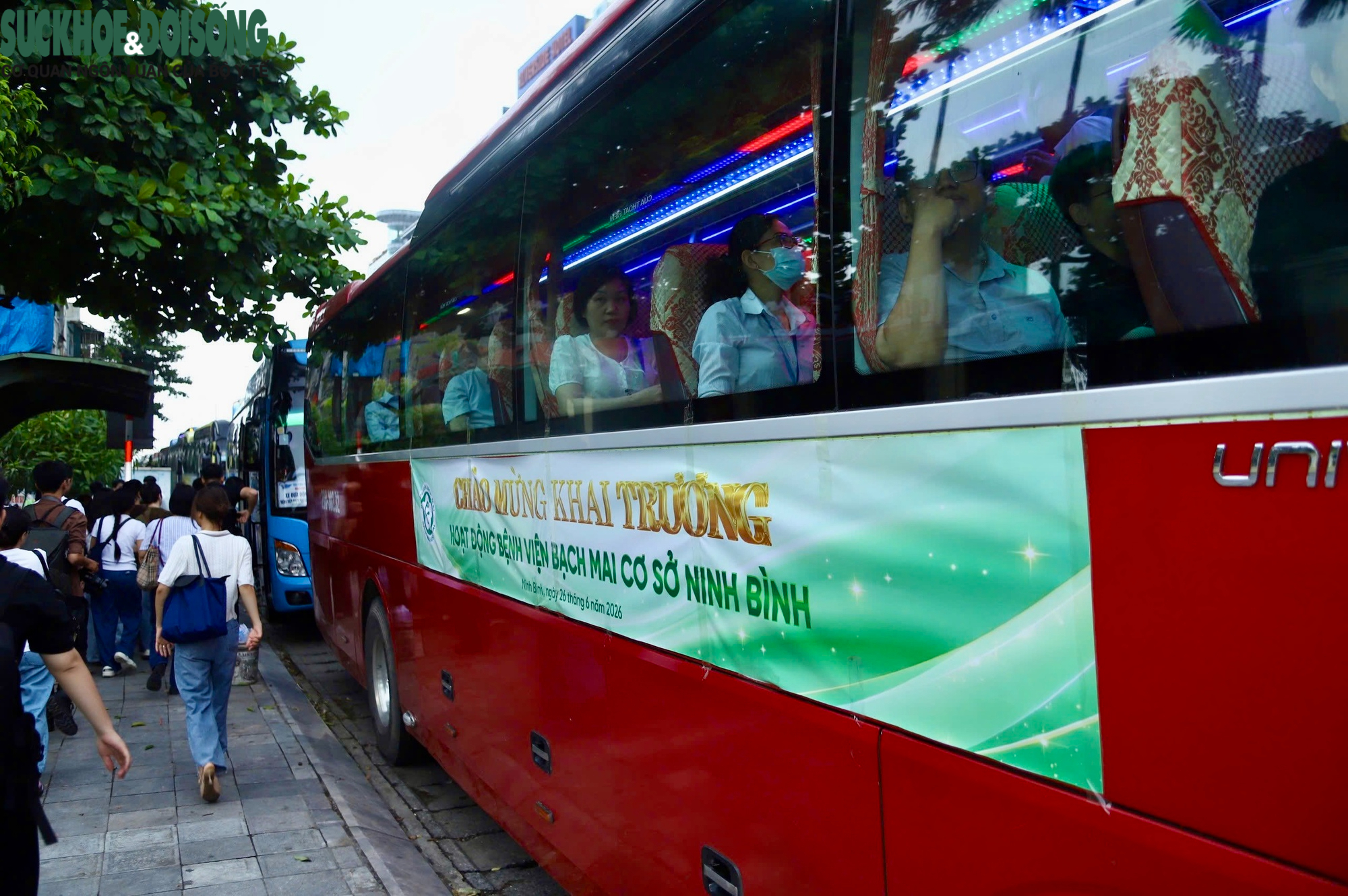 Người dân phấn khởi đi khám miễn phí trong ngày khai trương Bệnh viện Bạch Mai cơ sở Ninh Bình- Ảnh 4.