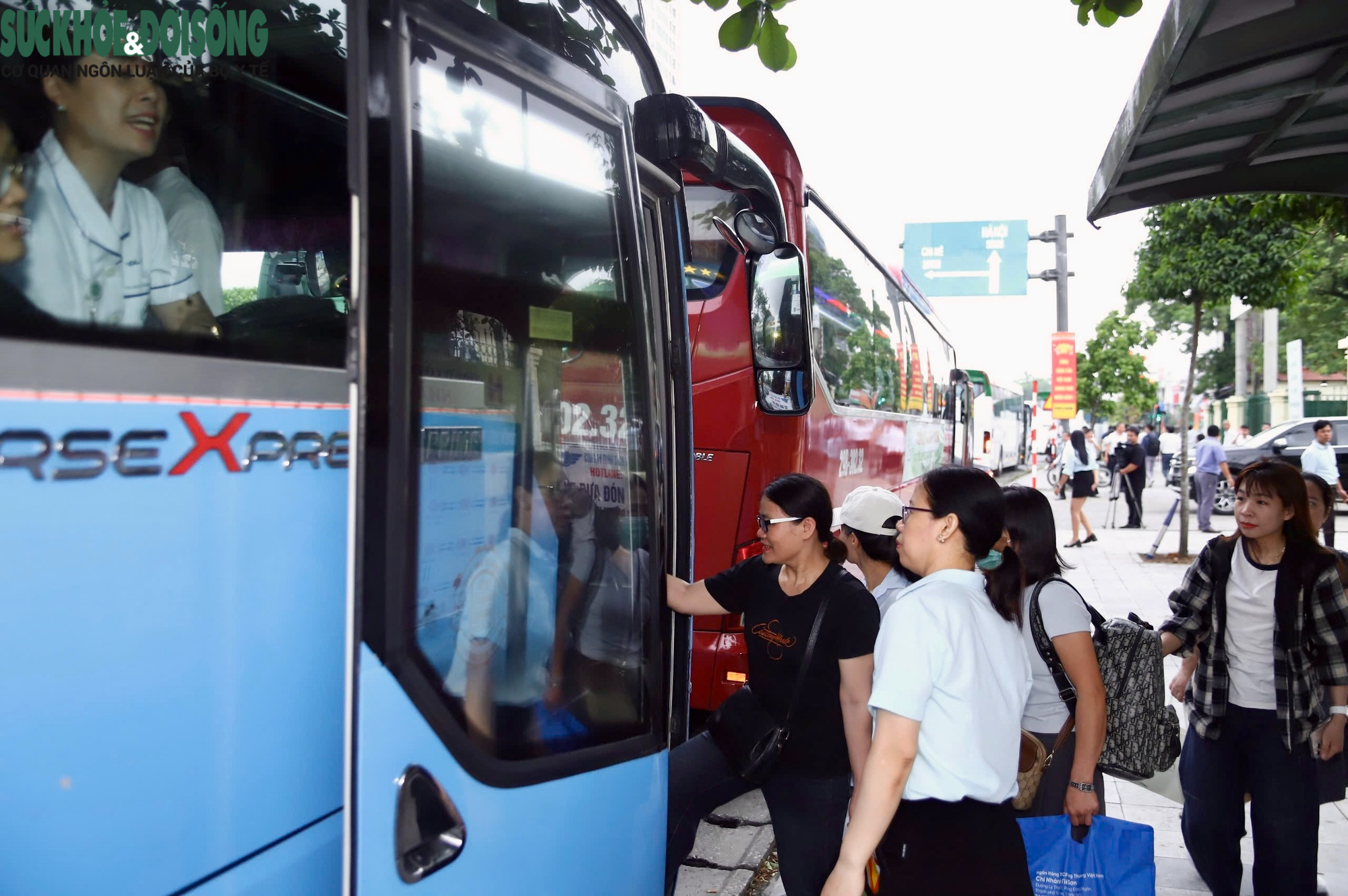 Người dân phấn khởi đi khám miễn phí trong ngày khai trương Bệnh viện Bạch Mai cơ sở Ninh Bình- Ảnh 5.