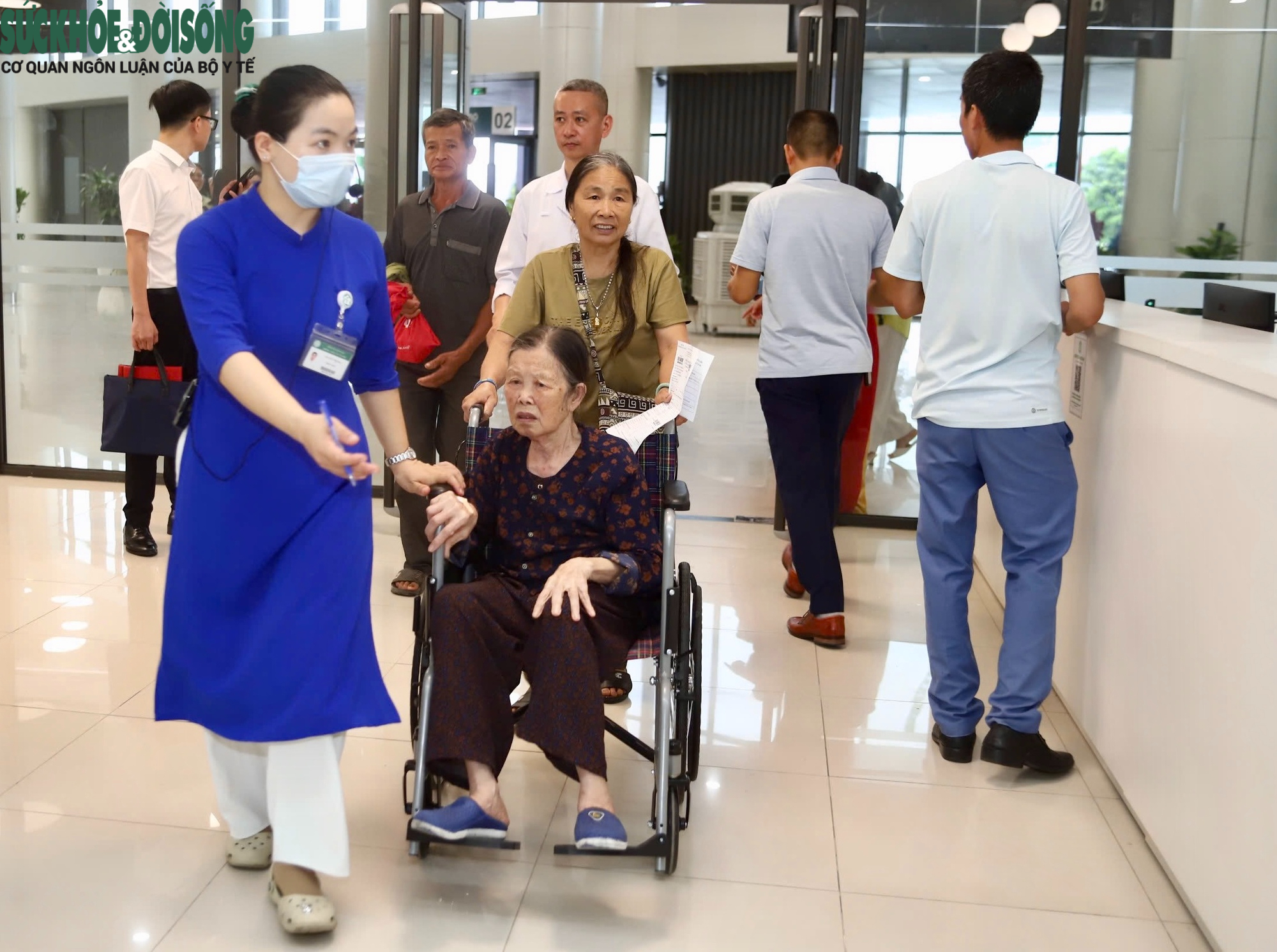 Người dân phấn khởi đi khám miễn phí trong ngày khai trương Bệnh viện Bạch Mai cơ sở Ninh Bình- Ảnh 11.