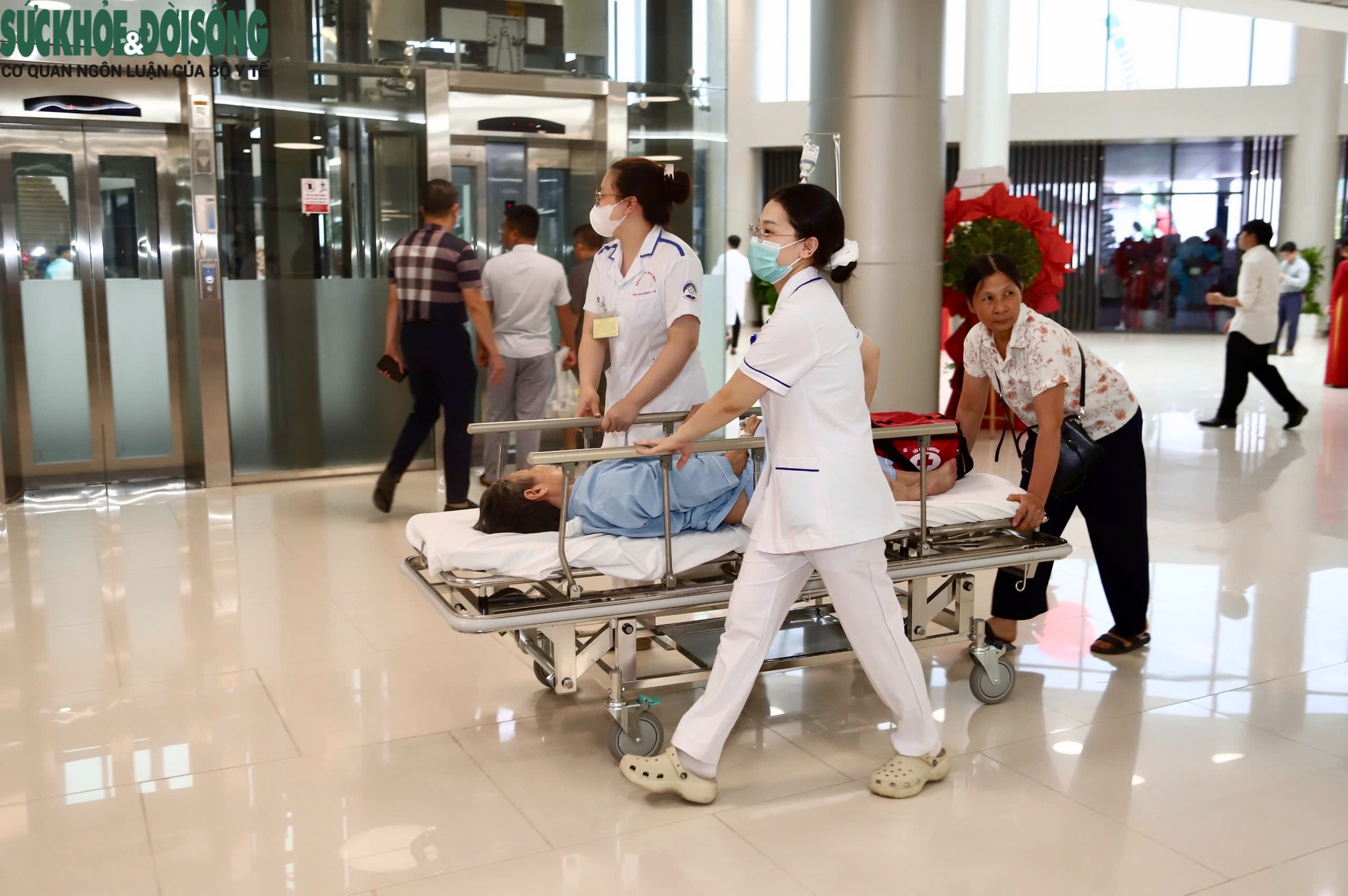 Người dân phấn khởi đi khám miễn phí trong ngày khai trương Bệnh viện Bạch Mai cơ sở Ninh Bình- Ảnh 12.