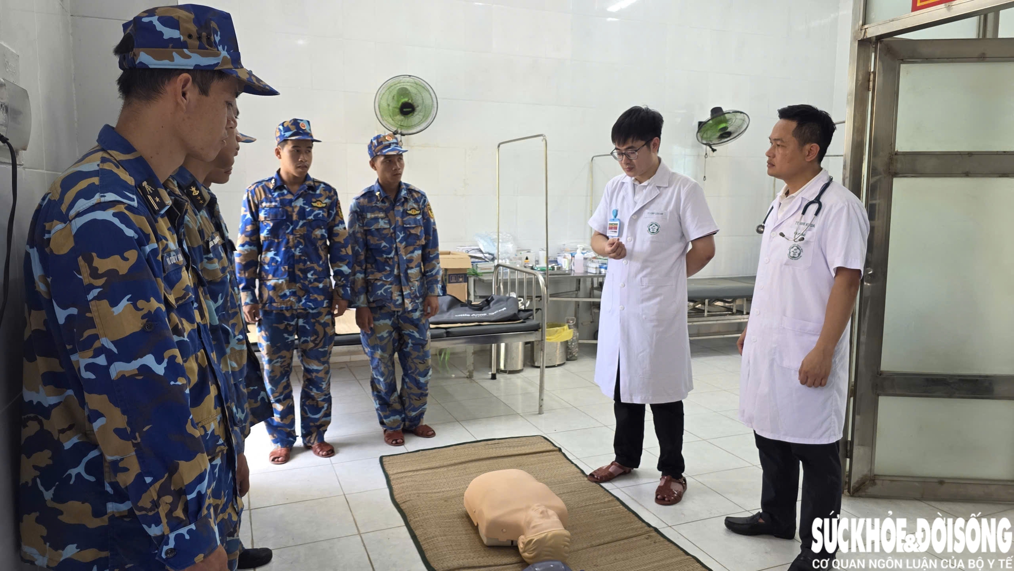 Cấp cứu Y tế Trường sa: Hành trình gian khó của các bác sĩ giữa trùng khơi - Ảnh 7.