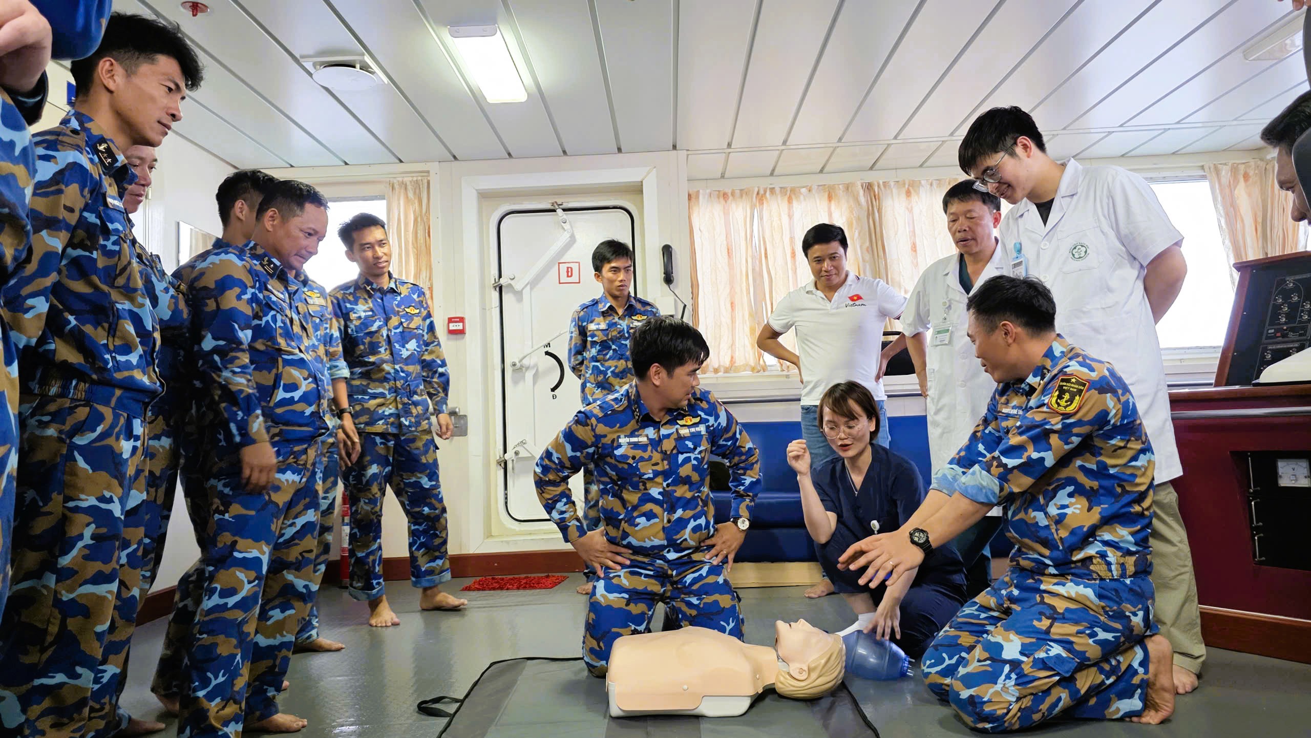 Cấp cứu Y tế Trường sa: Hành trình gian khó của các bác sĩ giữa trùng khơi - Ảnh 8.