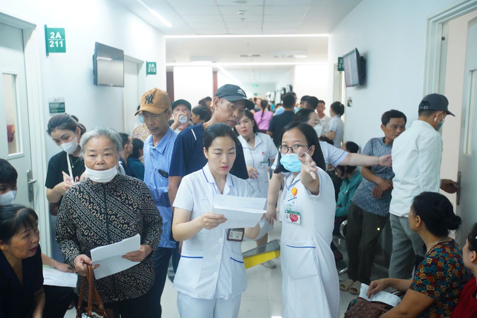 Hơn 1.800 người dân đến khám trong ngày đầu Bệnh viện Bạch Mai cơ sở Ninh Bình hoạt động- Ảnh 2.