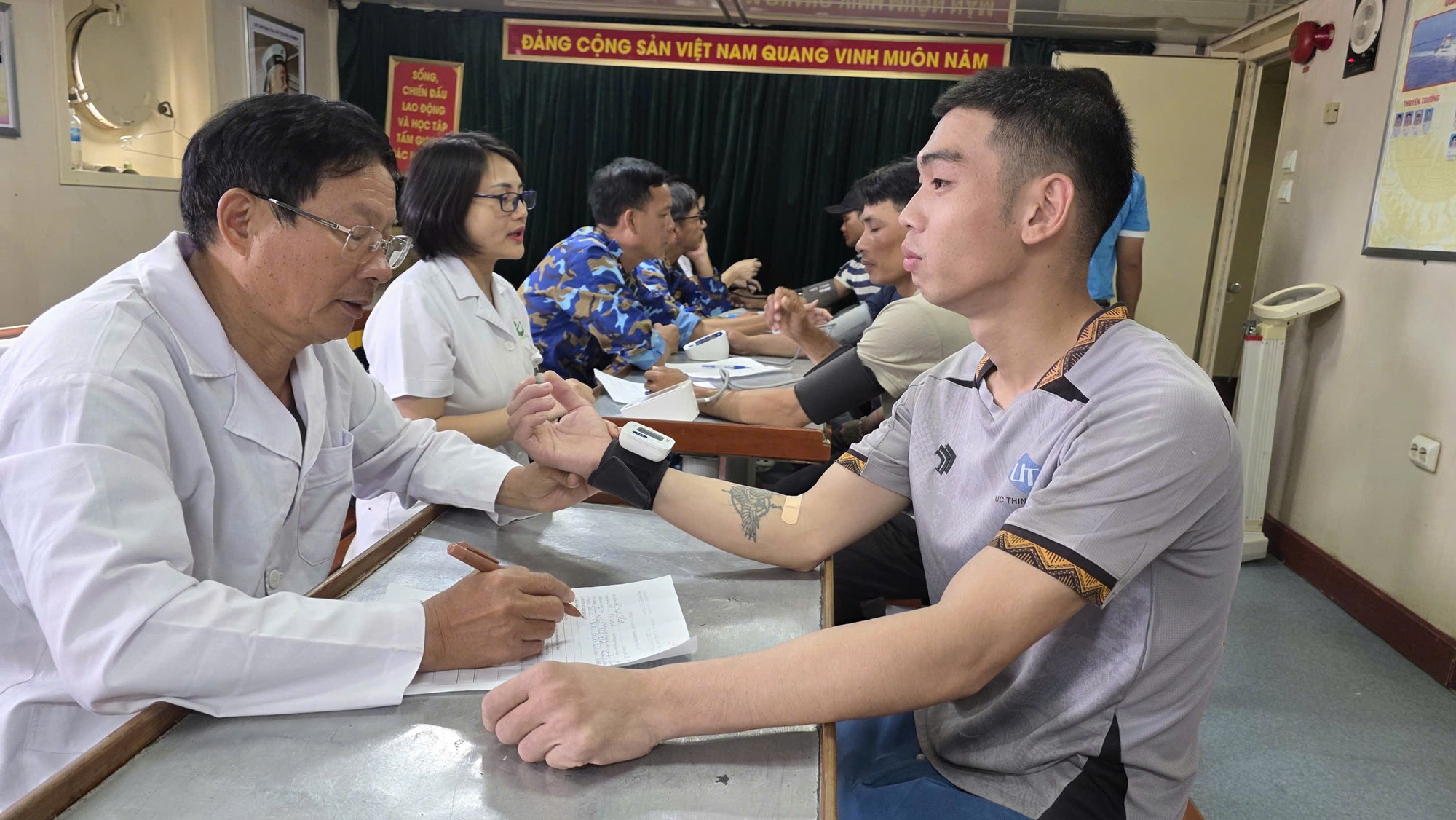Gallery - Ký sự Trường Sa: Khám sức khoẻ giữa biển khơi khác biệt thế nào? - image 24