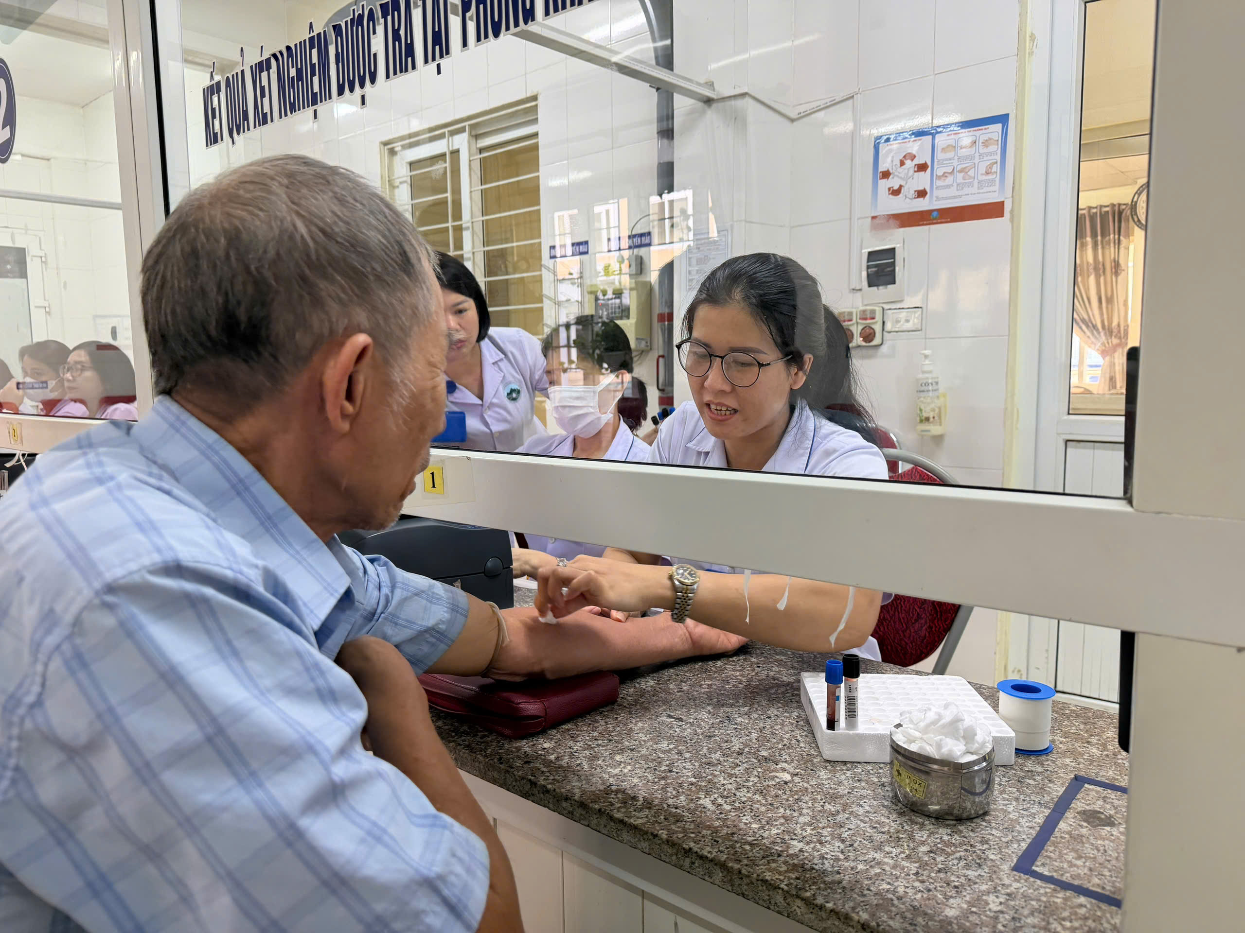 Gallery - Khoảng 1,3 triệu người dân Hà Tĩnh được khám sức khỏe định kỳ - image 1
