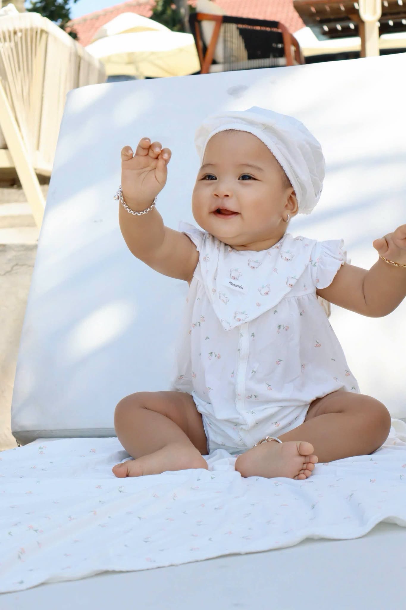 H'Hen Niê nhìn con gái lớn lên từng ngày: 'Em bé sơ sinh nay đã thành bà cụ non'- Ảnh 2.