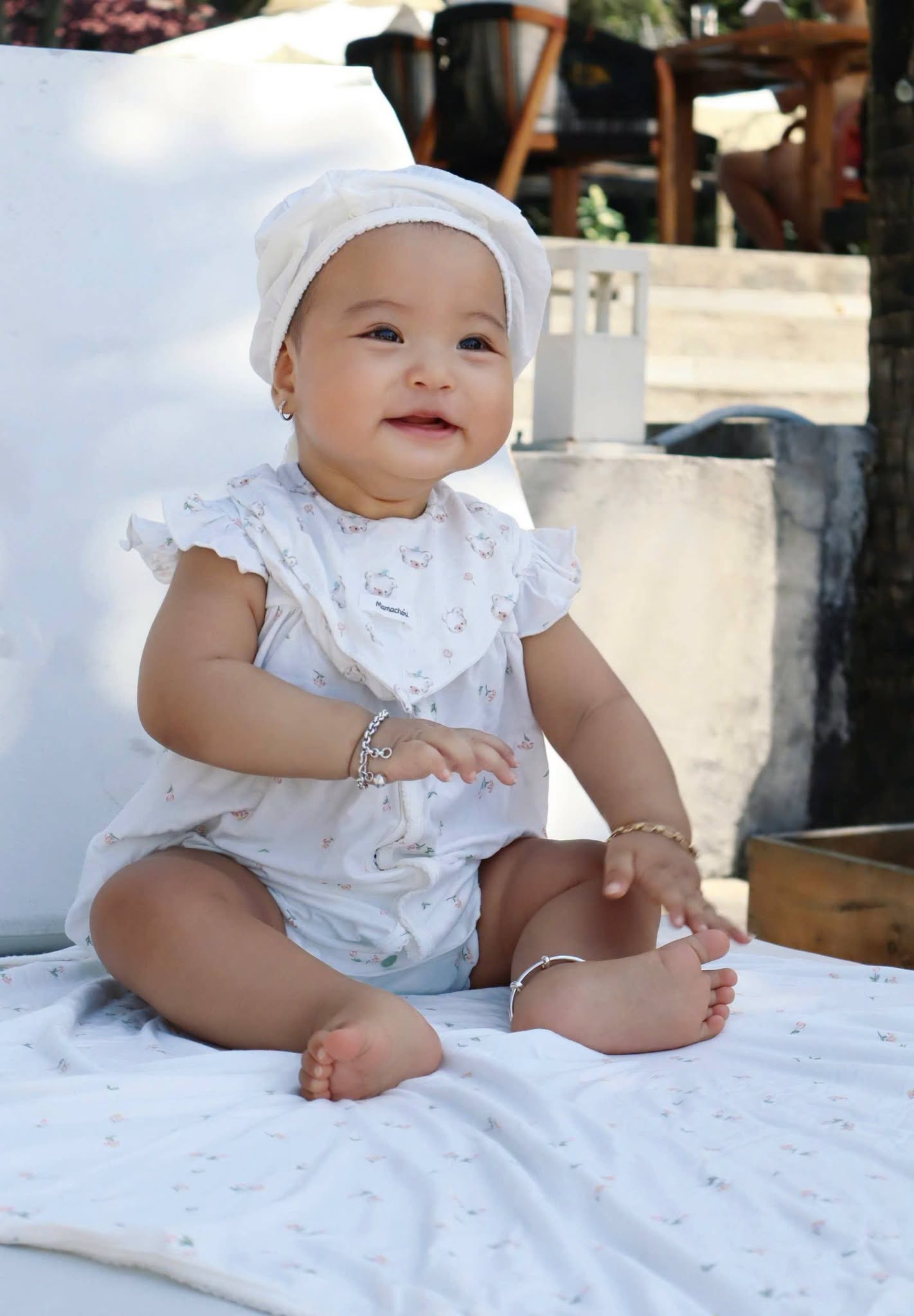 H'Hen Niê nhìn con gái lớn lên từng ngày: 'Em bé sơ sinh nay đã thành bà cụ non'- Ảnh 4.