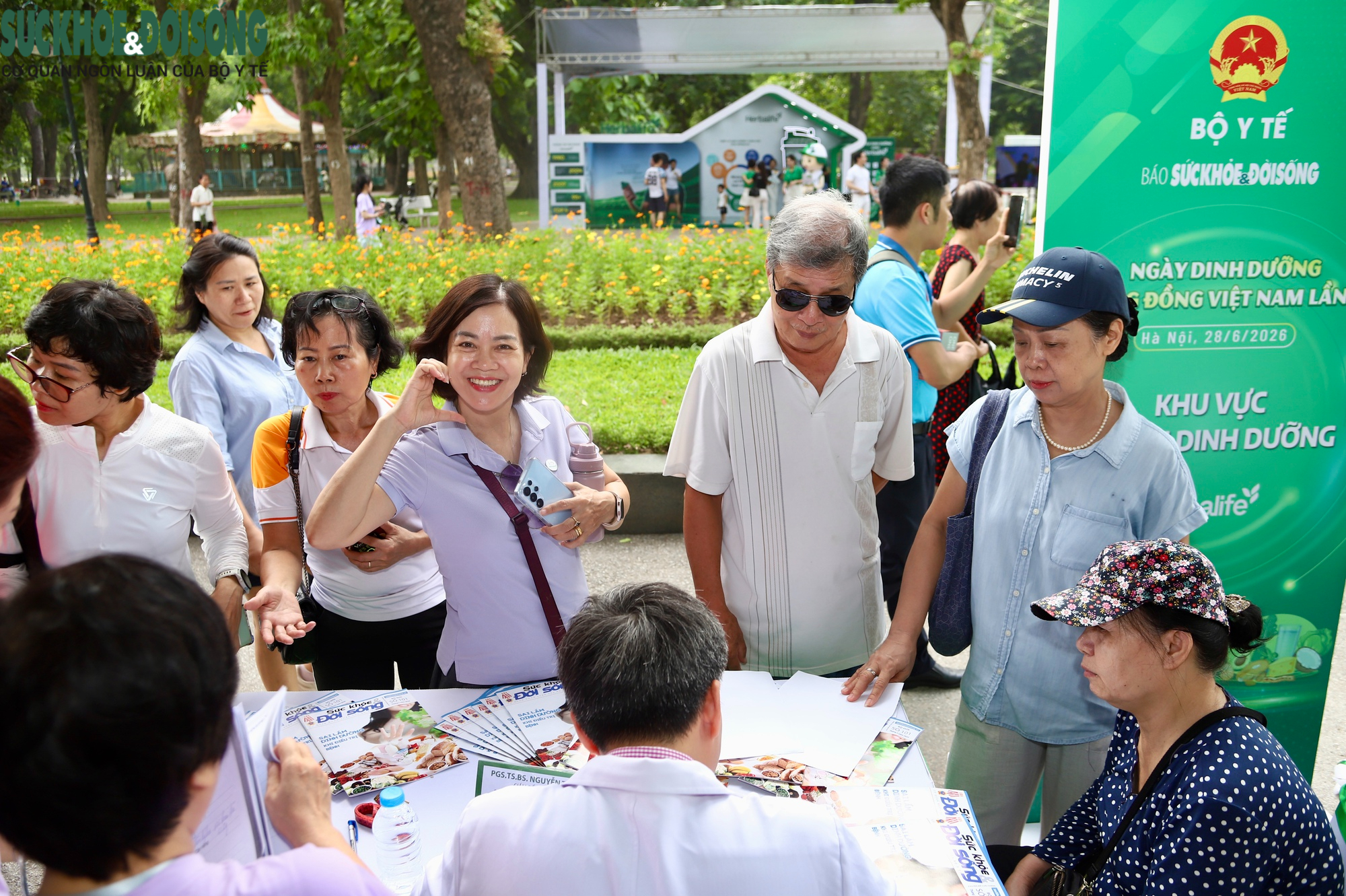 Người dân hào hứng trải nghiệm tư vấn dinh dưỡng tại Ngày Dinh dưỡng cộng đồng Việt Nam lần thứ 7 - Ảnh 2.