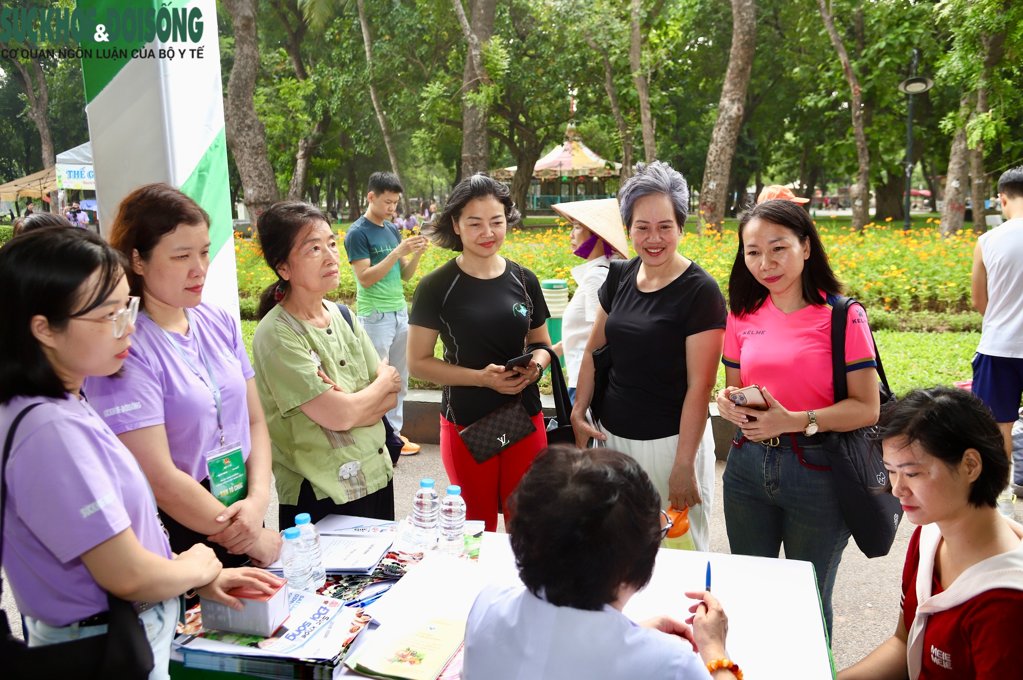 Người dân hào hứng trải nghiệm tư vấn dinh dưỡng tại Ngày Dinh dưỡng cộng đồng Việt Nam lần thứ 7 - Ảnh 3.