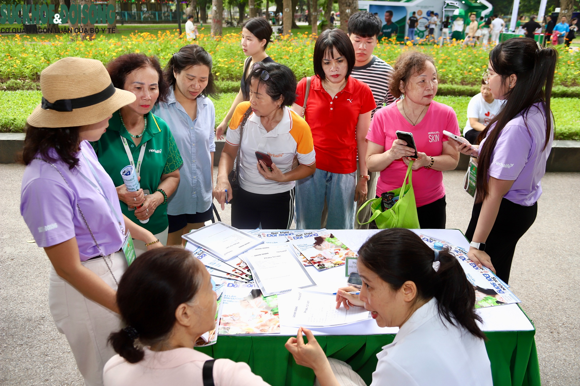 Người dân hào hứng trải nghiệm tư vấn dinh dưỡng tại Ngày Dinh dưỡng cộng đồng Việt Nam lần thứ 7 - Ảnh 4.