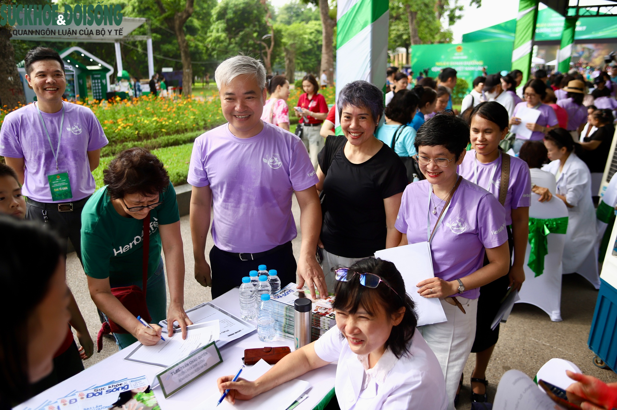 Người dân hào hứng trải nghiệm tư vấn dinh dưỡng tại Ngày Dinh dưỡng cộng đồng Việt Nam lần thứ 7 - Ảnh 5.