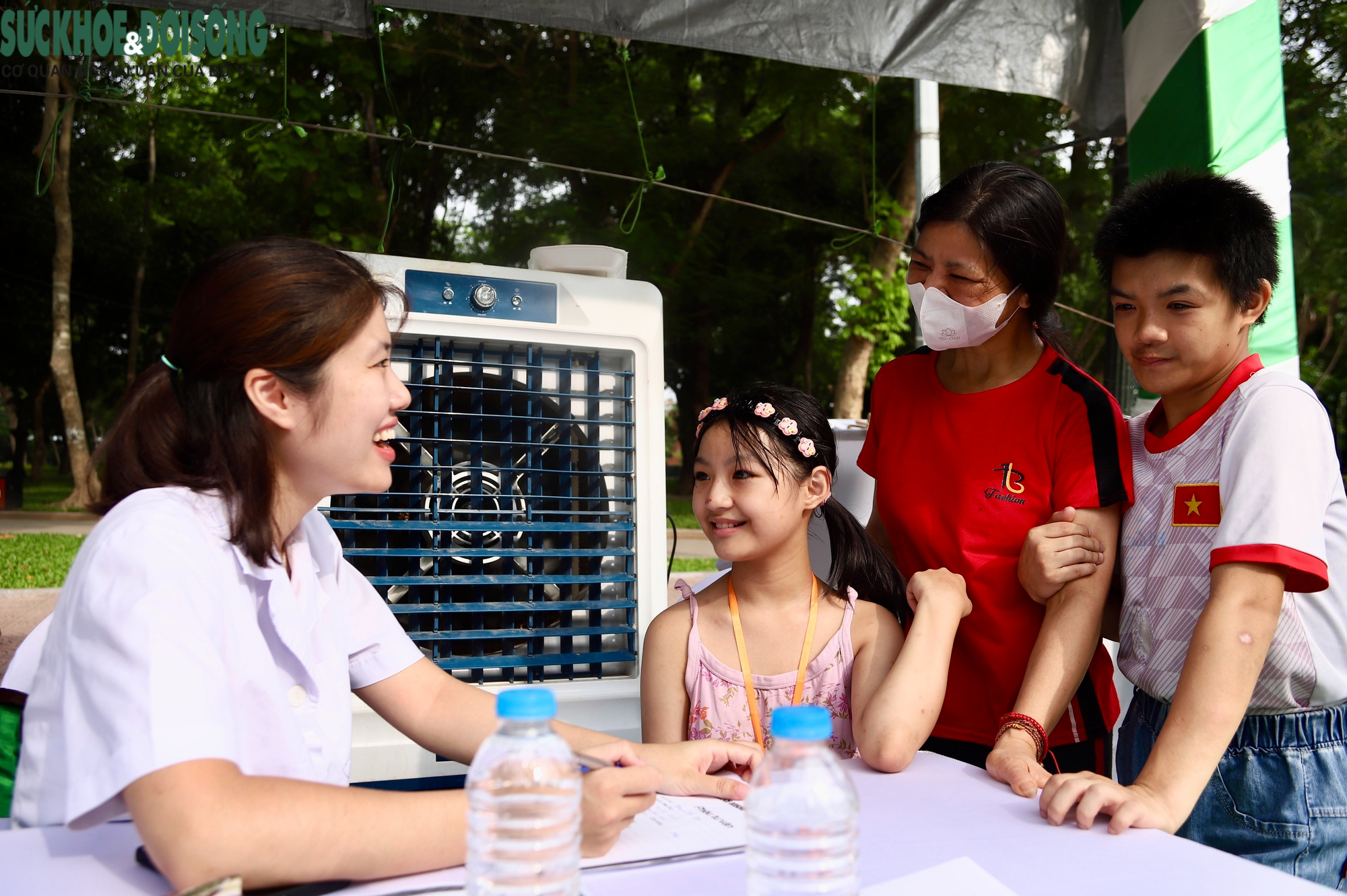Người dân hào hứng trải nghiệm tư vấn dinh dưỡng tại Ngày Dinh dưỡng cộng đồng Việt Nam lần thứ 7 - Ảnh 7.