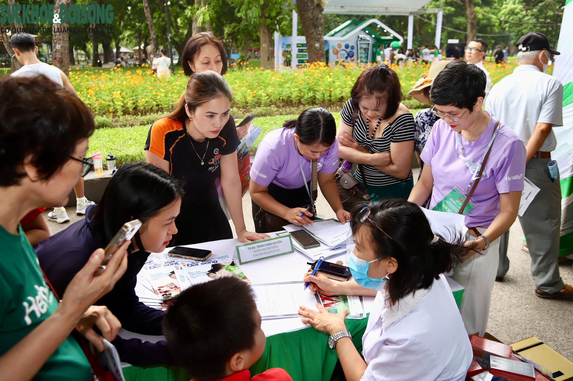 Ngày Dinh dưỡng cộng đồng Việt Nam lần thứ 7: Chuyên gia tận tâm tư vấn, đồng hành cùng người dân chăm sóc sức khỏe - Ảnh 1.