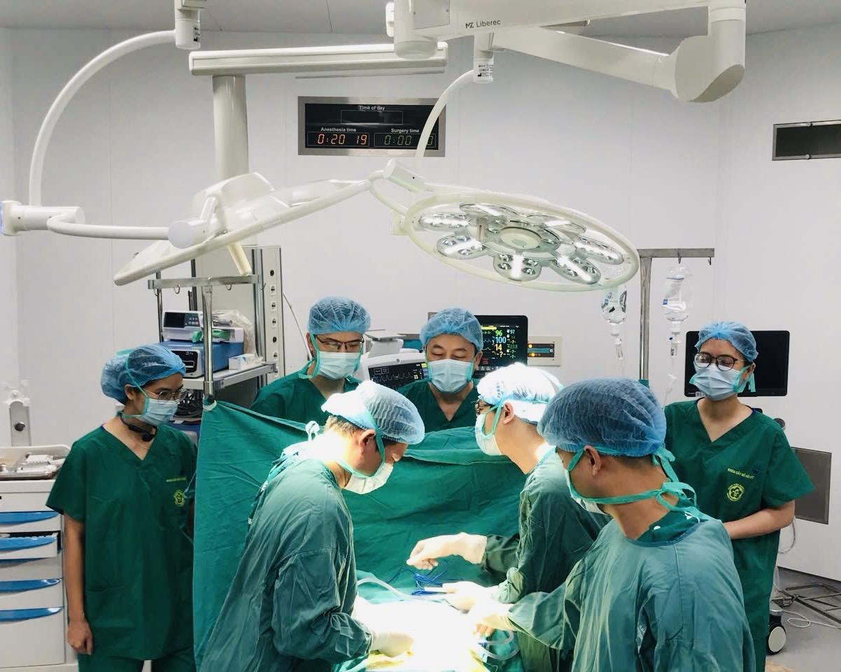Bác sĩ Bệnh viện Bạch Mai cơ sở Ninh Bình mổ xuyên đêm cứu người đàn ông khỏi liệt- Ảnh 2.