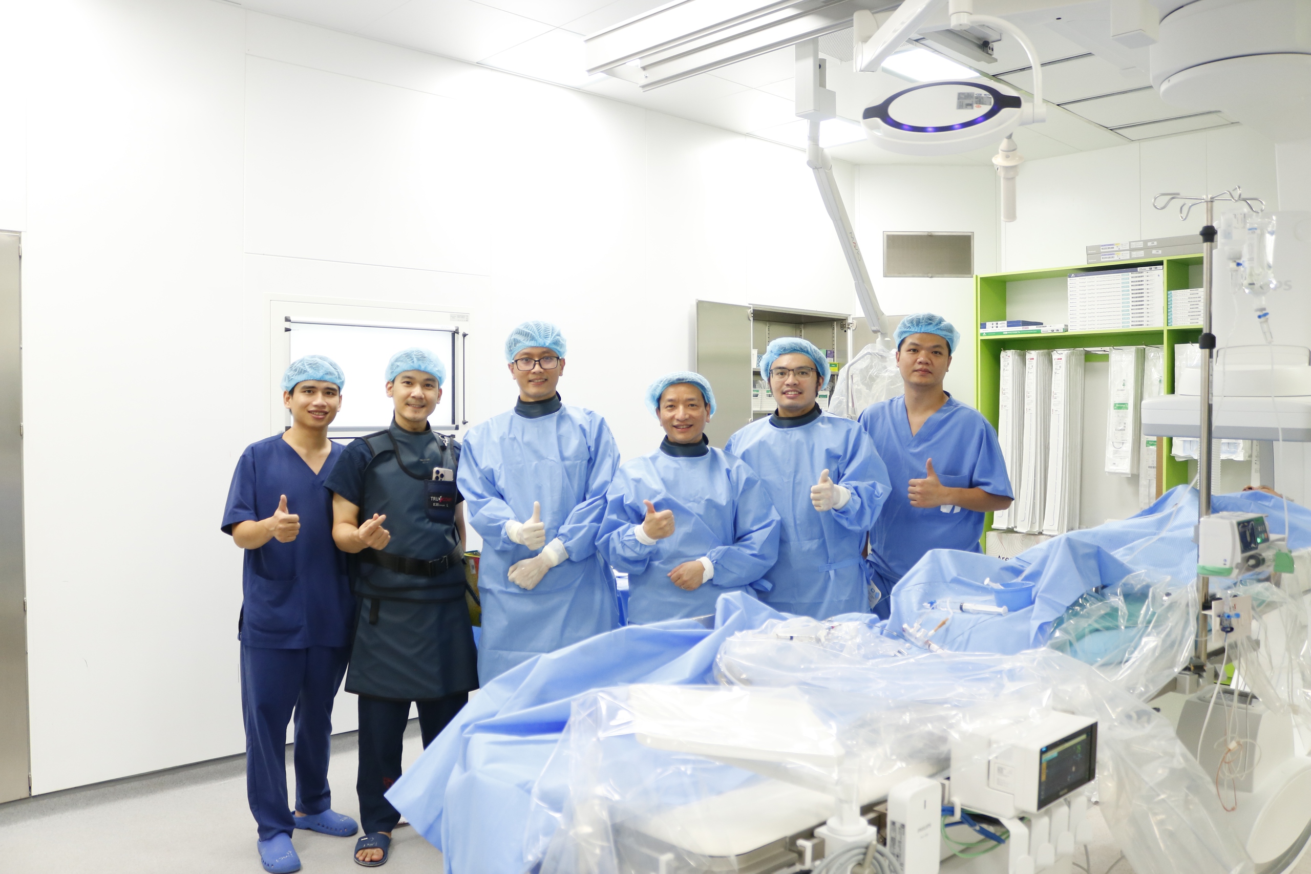 Một buổi chiều, bác sĩ Bệnh viện Bạch Mai cơ sở Ninh Bình thực hiện thành công 5 ca can thiệp mạch vành- Ảnh 2.