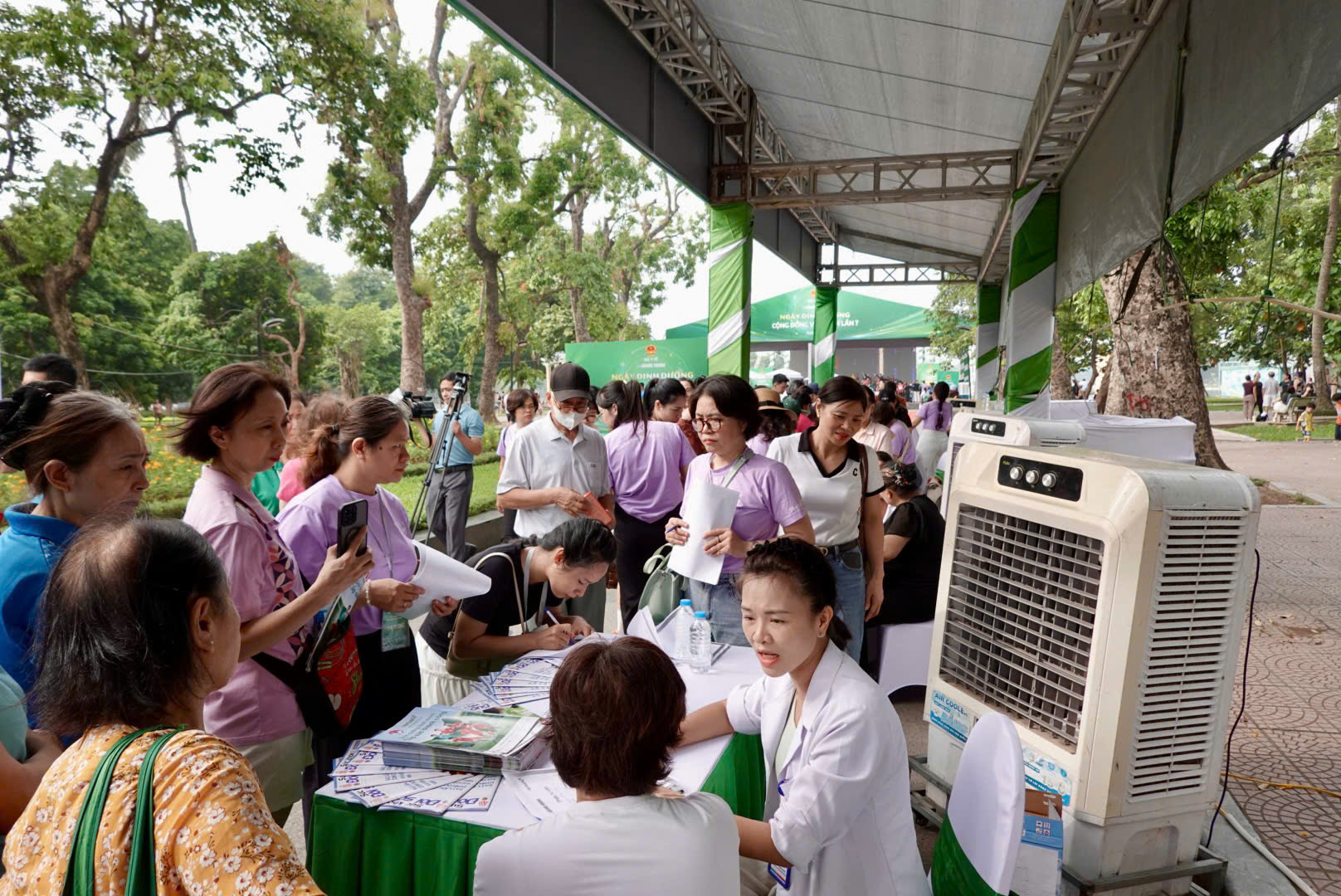 Gallery - Hàng trăm người được tư vấn sức khỏe tại Ngày Dinh dưỡng cộng đồng Việt Nam lần 7 - image 12