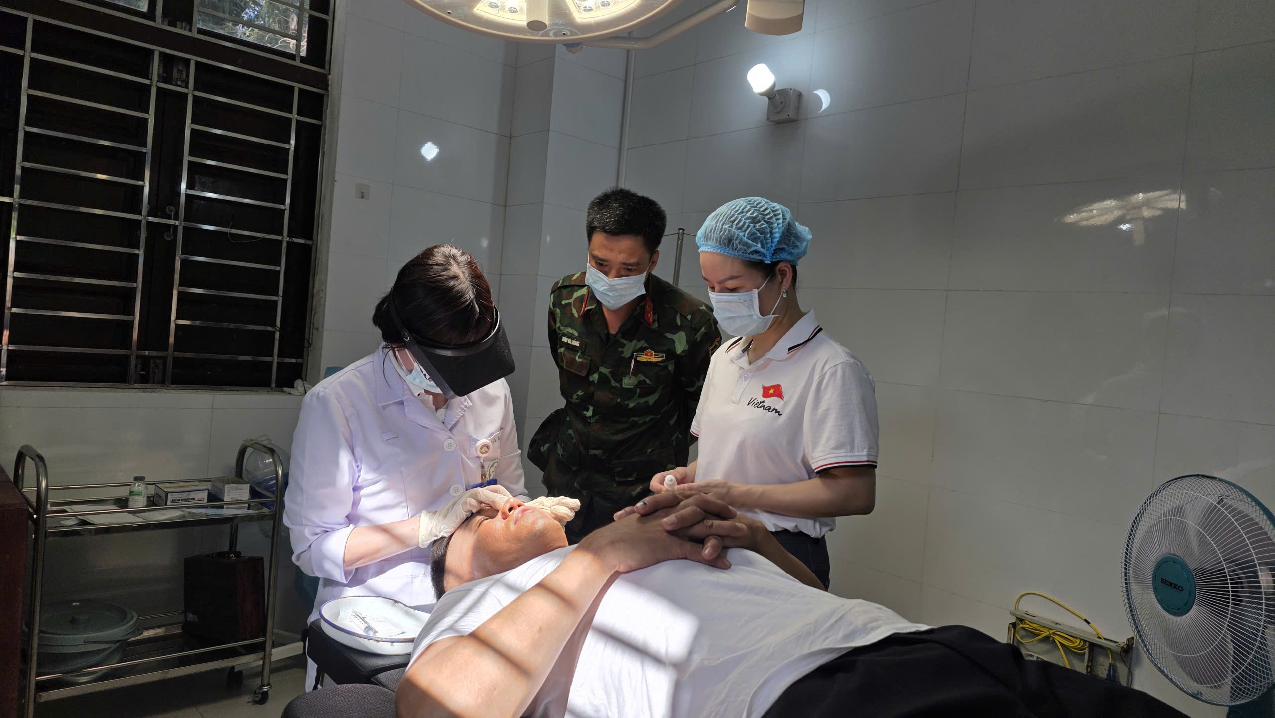 Cấp cứu Y tế Trường sa: Hành trình gian khó của các bác sĩ giữa trùng khơi - Ảnh 5.