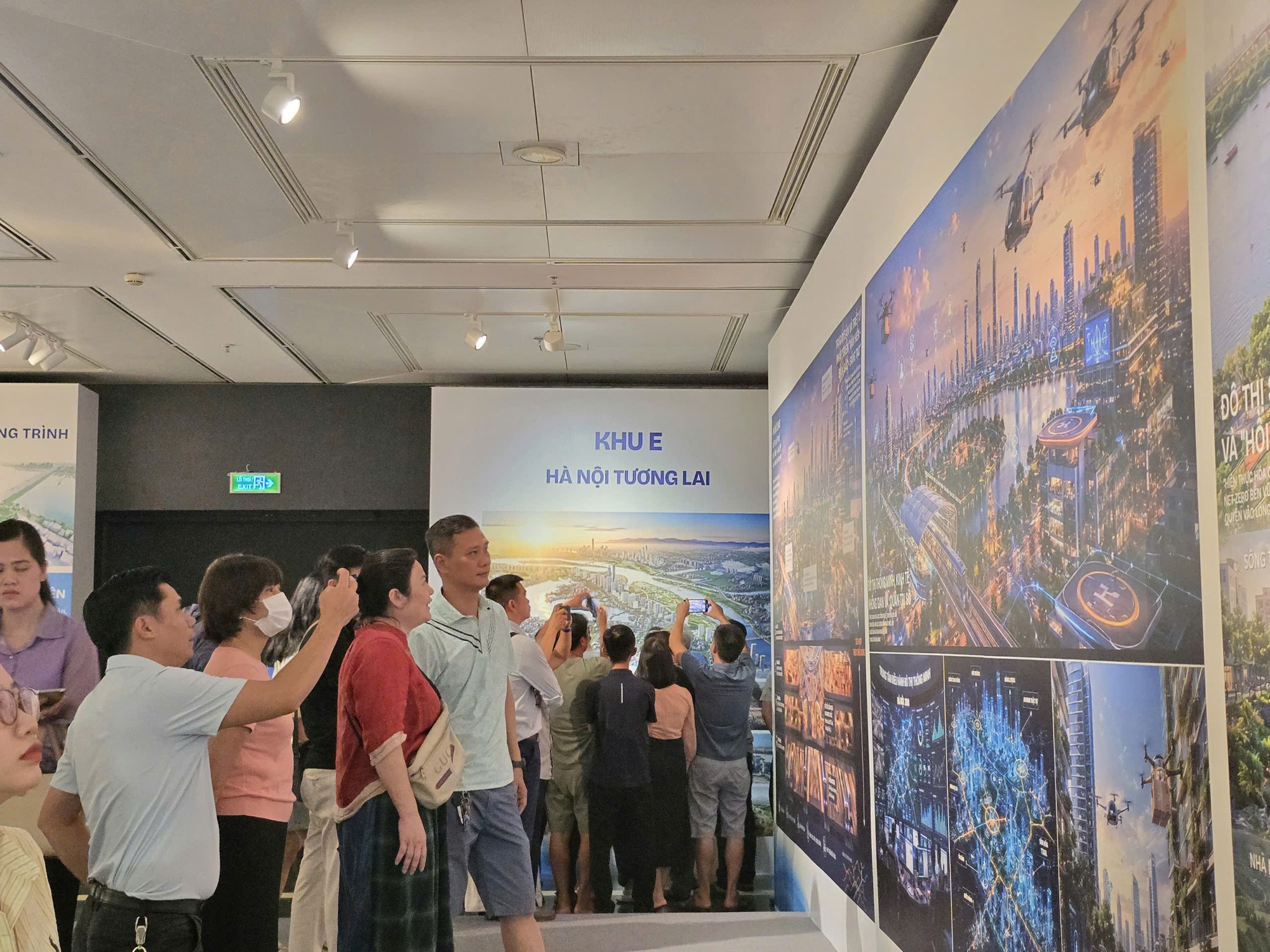 Xếp hàng dài xem Quy hoạch tổng thể Thủ đô Hà Nội tầm nhìn 100 năm hấp dẫn - Ảnh 10.