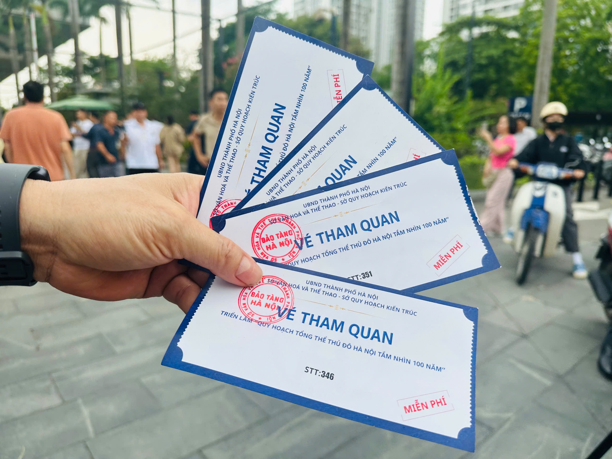 Xếp hàng dài xem Quy hoạch tổng thể Thủ đô Hà Nội tầm nhìn 100 năm hấp dẫn - Ảnh 5.