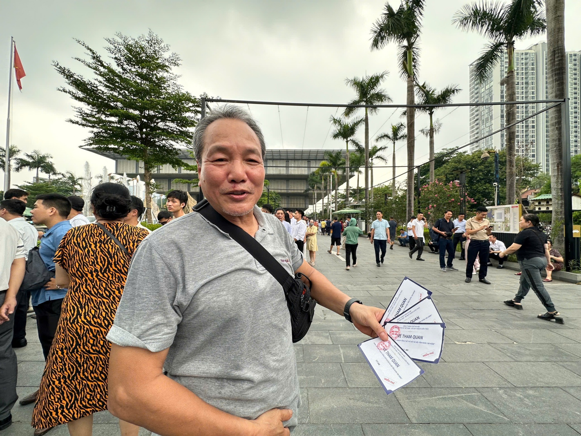 Xếp hàng dài xem Quy hoạch tổng thể Thủ đô Hà Nội tầm nhìn 100 năm hấp dẫn - Ảnh 4.