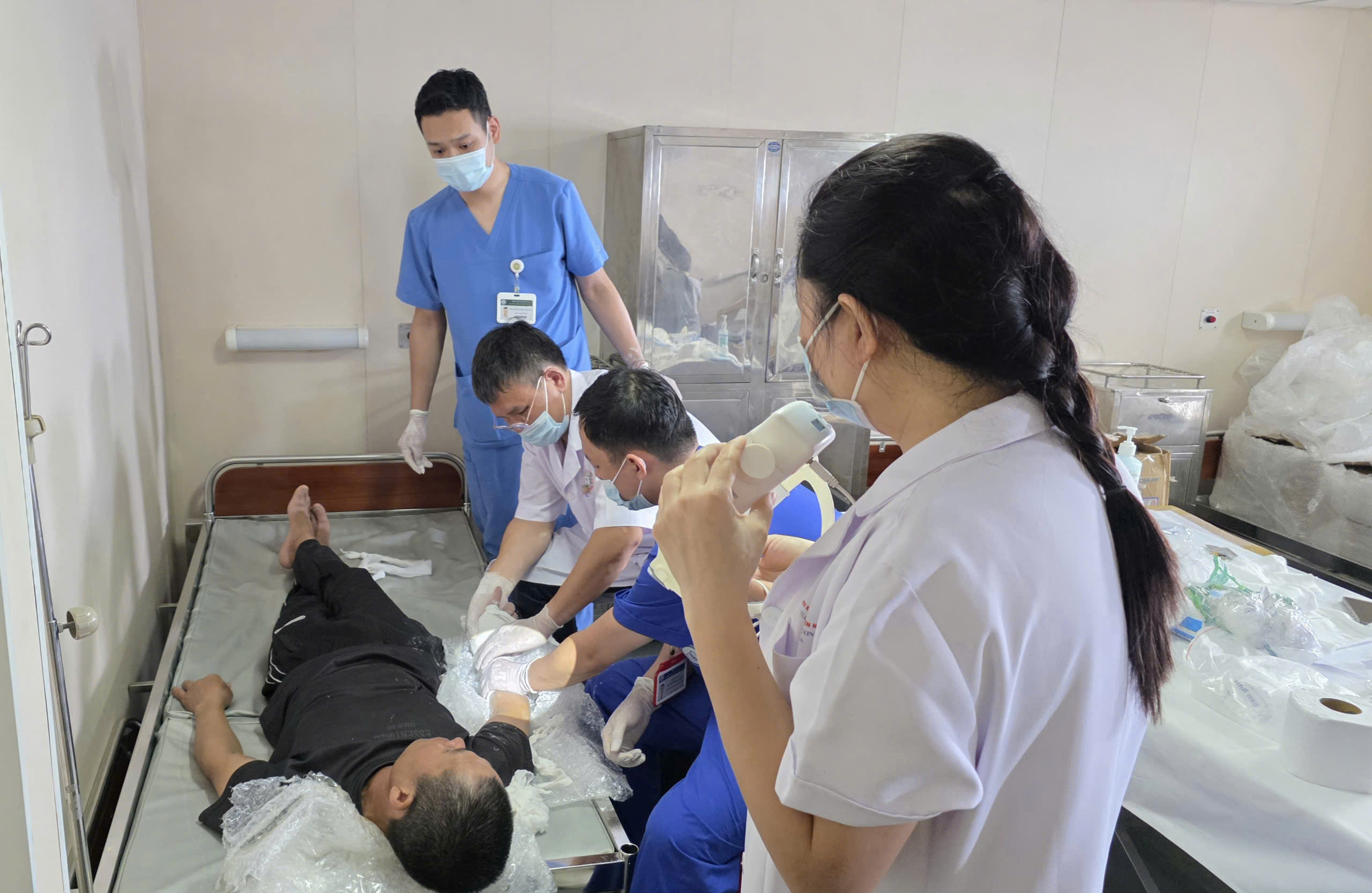 Cấp cứu Y tế Trường sa: Hành trình gian khó của các bác sĩ giữa trùng khơi - Ảnh 4.