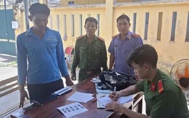 Triệt phá đường dây mua bán vũ khí quân dụng ngụy trang mặt hàng 'súng thông bồn cầu'- Ảnh 2. Bắt tạm giam đối tượng tham ô tài sản của cây xăng