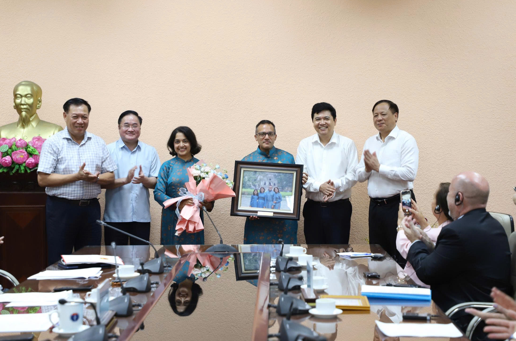 Bộ Y tế trao tặng Kỷ niệm chương 'Vì sức khoẻ nhân dân' cho 2 chuyên gia của CDC Hoa Kỳ tại Việt Nam
- Ảnh 5.