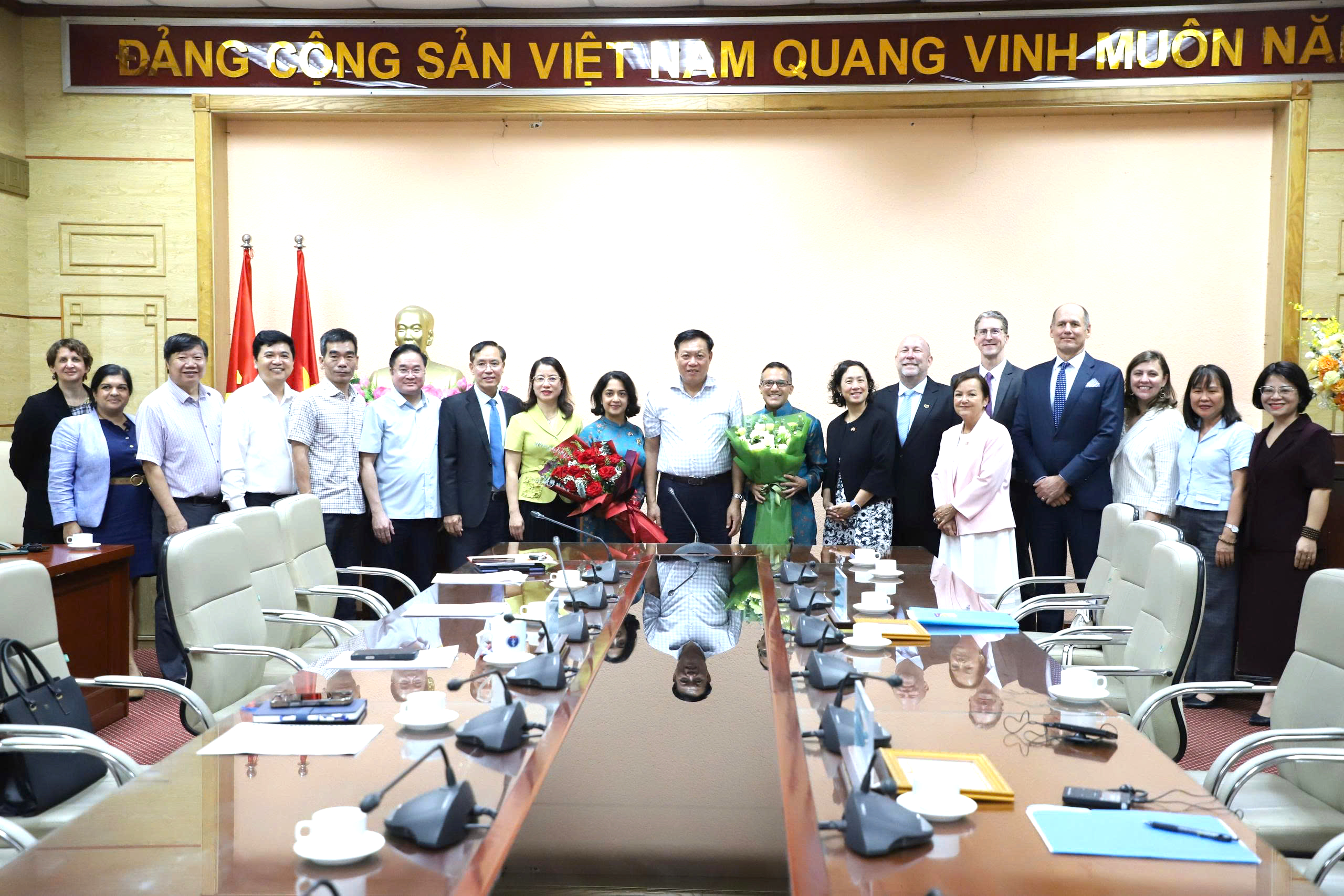 Bộ Y tế trao tặng Kỷ niệm chương 'Vì sức khoẻ nhân dân' cho 2 chuyên gia của CDC Hoa Kỳ tại Việt Nam
- Ảnh 6.