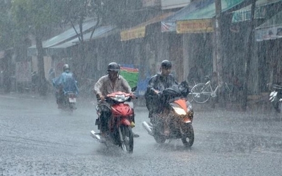 Mưa dông khu vực nội thành Hà Nội giữa cao điểm oi nóng