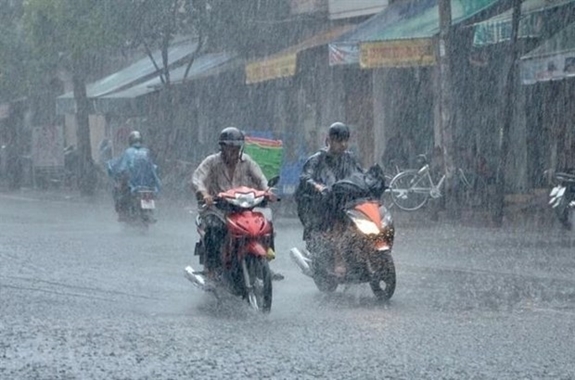 Mưa dông khu vực nội thành Hà Nội giữa cao điểm oi nóng- Ảnh 1.