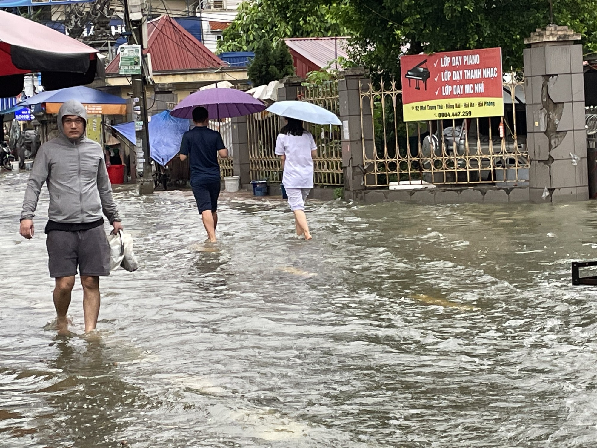 Gallery - Mưa lớn Hải Phòng gây ngập sâu nhiều tuyến phố ảnh hưởng cuộc sống người dân - image 3
