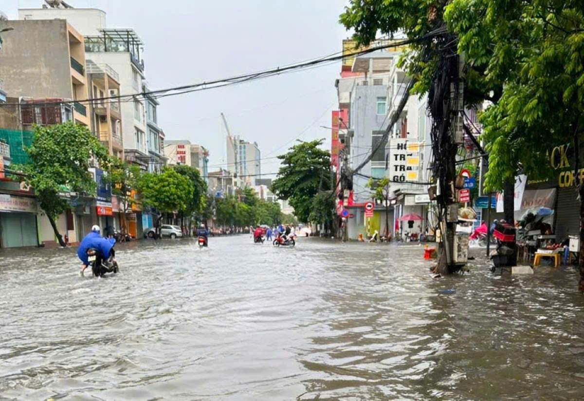 Gallery - Mưa lớn Hải Phòng gây ngập sâu nhiều tuyến phố ảnh hưởng cuộc sống người dân - image 4