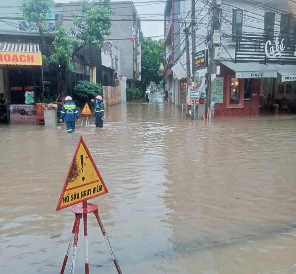 Gallery - Mưa lớn Hải Phòng gây ngập sâu nhiều tuyến phố ảnh hưởng cuộc sống người dân - image 5