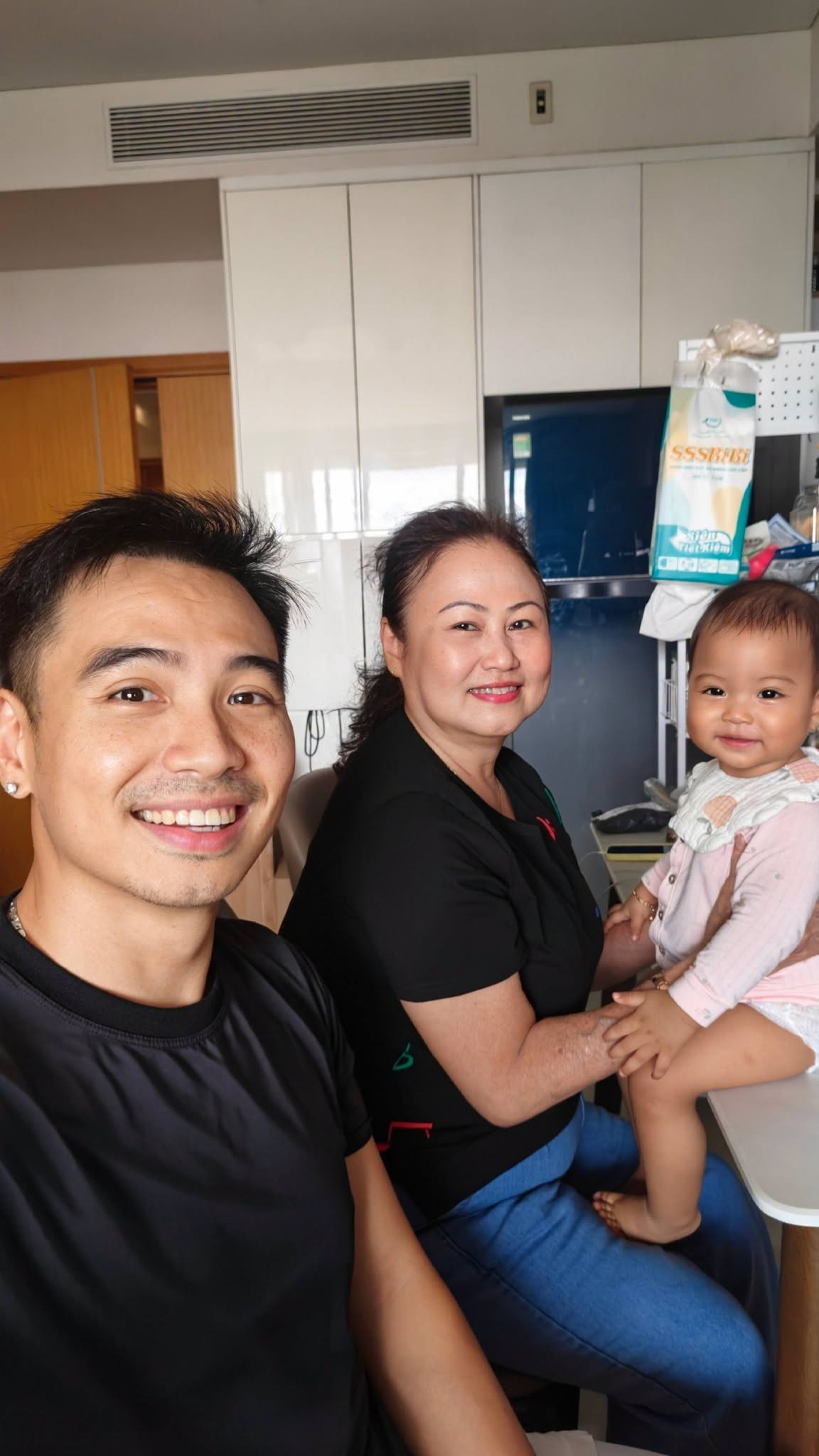 Mẹ chồng H'Hen Niê lại gây chú ý với hành động đặc biệt dành cho cháu nội- Ảnh 4.