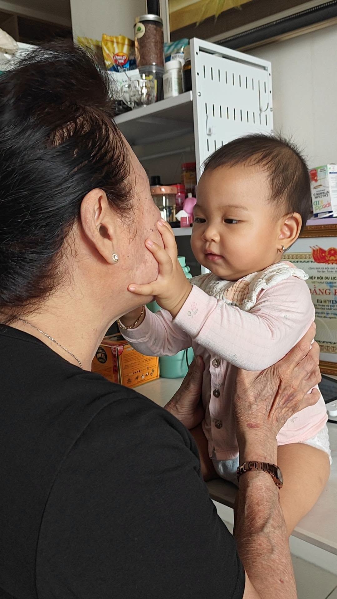 Mẹ chồng H'Hen Niê lại gây chú ý với hành động đặc biệt dành cho cháu nội- Ảnh 3.