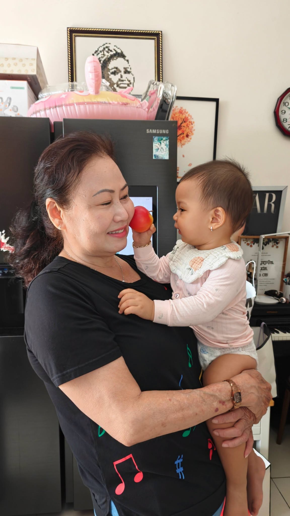 Mẹ chồng H'Hen Niê lại gây chú ý với hành động đặc biệt dành cho cháu nội- Ảnh 2.