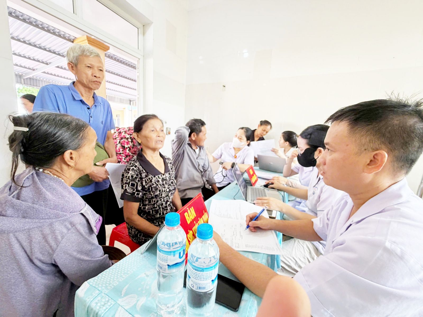 Gallery - Hơn 8.000 người dân Hà Tĩnh được khám sức khỏe miễn phí - image 3