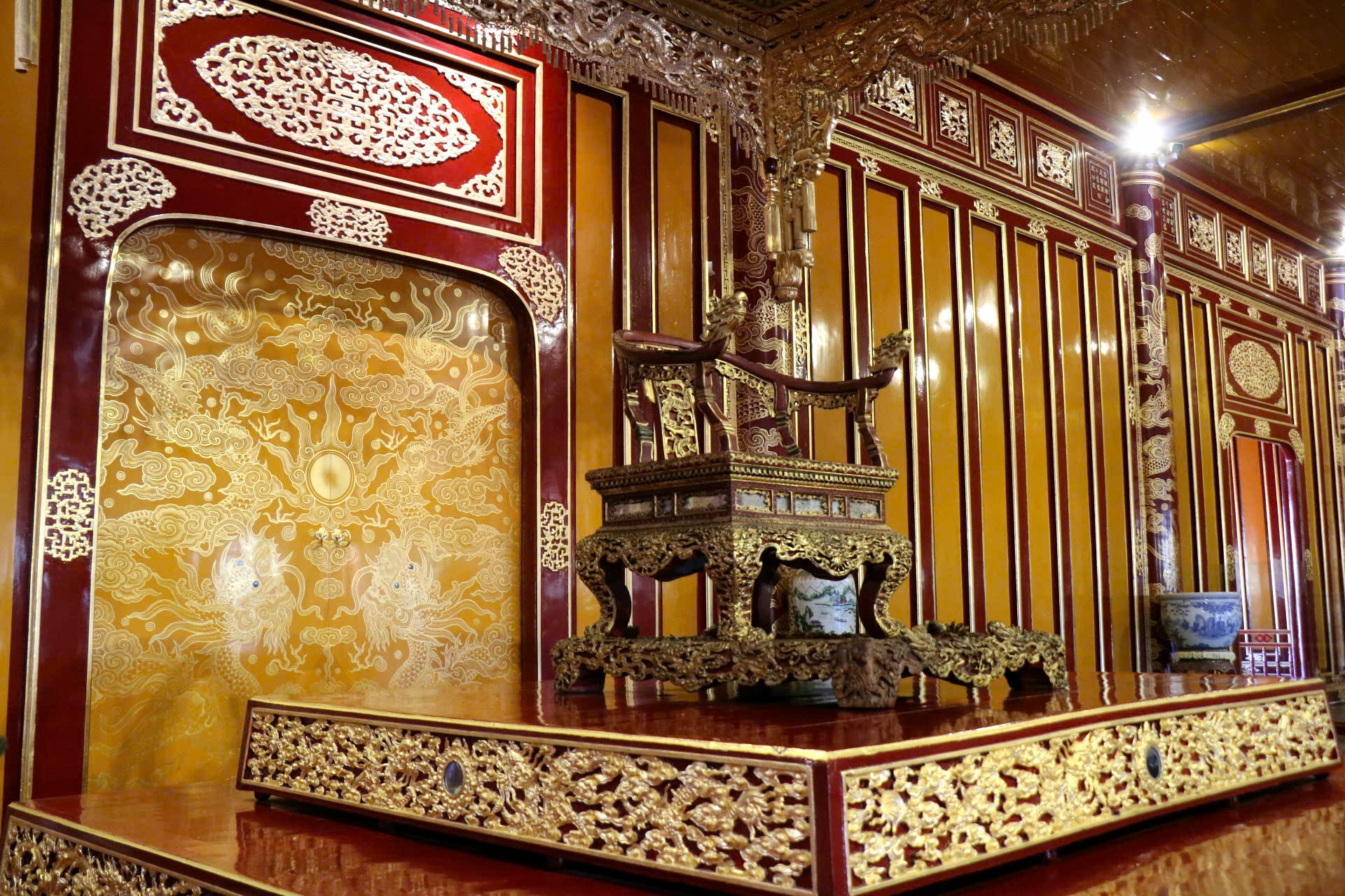 Hình ảnh mới nhất về ngai vua triều Nguyễn sau thời gian phục chế do bị phá hoại- Ảnh 3.