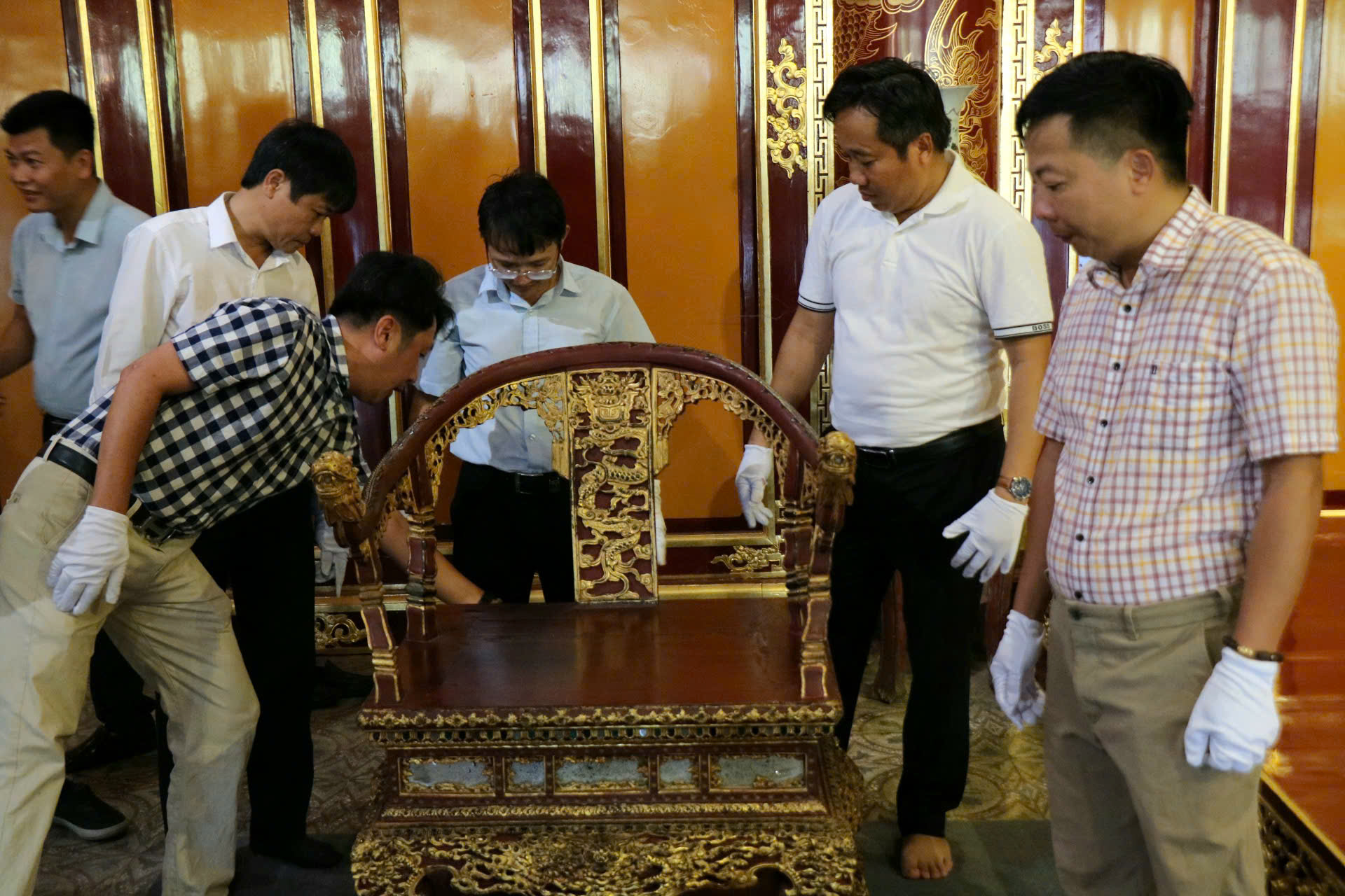 Hình ảnh mới nhất về ngai vua triều Nguyễn sau thời gian phục chế do bị phá hoại- Ảnh 1.