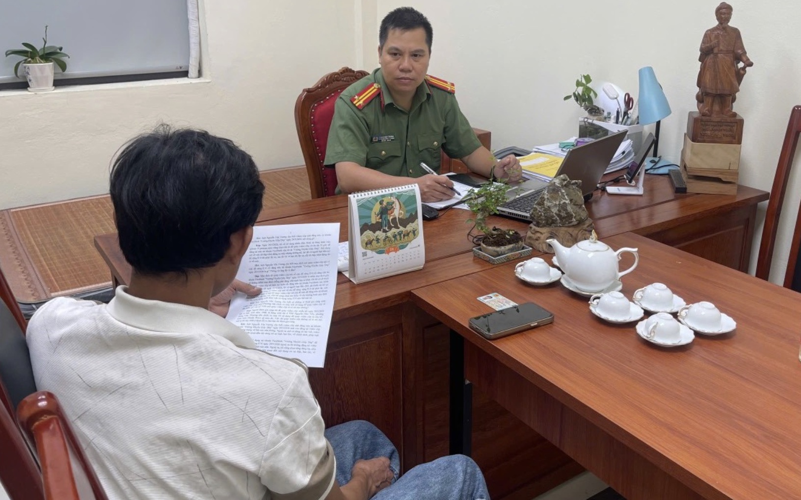 Không để gián đoạn nguồn cung xăng E10 trên thị trường- Ảnh 1. Công an làm việc với người đăng video "trước khi khởi động xe máy sử dụng xăng E10 phải lắc xe"