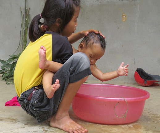 Từ cô bé bế em gửi quán nước ở cổng trường đến giảng đường đại học- Ảnh 3. Từ quán nước ven đường đến giảng đường đại học - Ảnh 3.