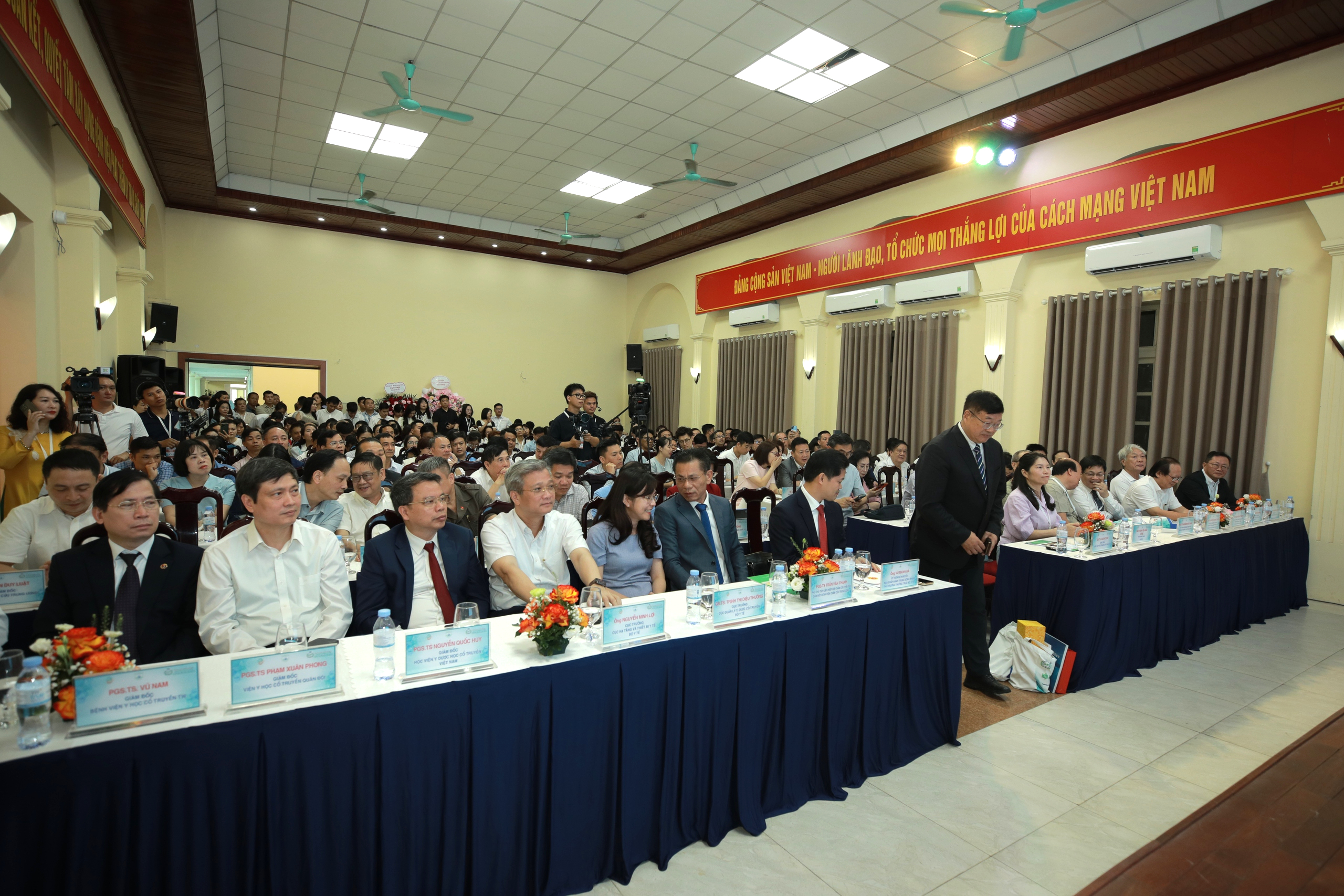 Thứ trưởng Vũ Mạnh Hà: AI có thể hỗ trợ mở ra không gian phát triển mới cho y học cổ truyền
- Ảnh 2.