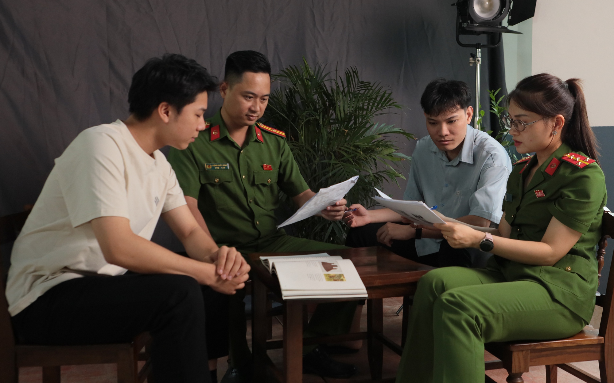 Gần dân từ không gian số: Kỳ 1: Phía sau video triệu view của "đạo diễn áo xanh"